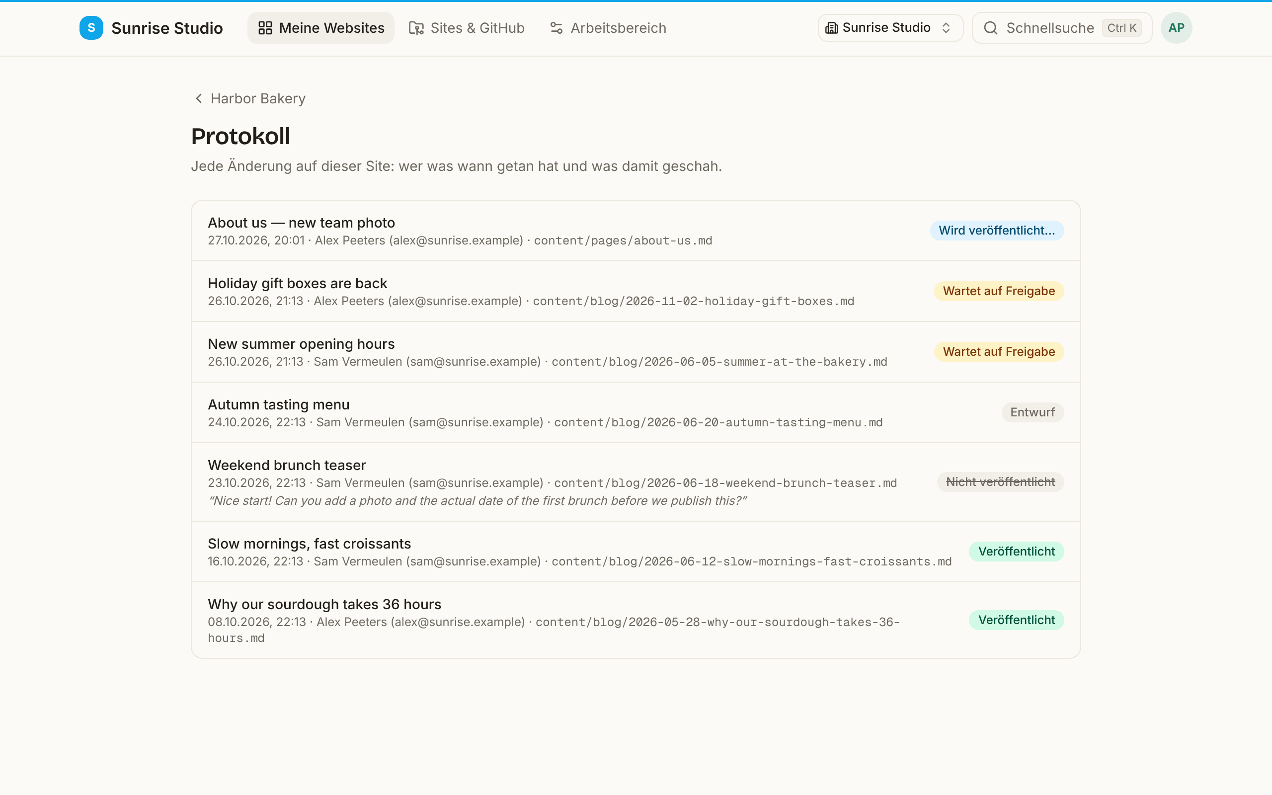 Die Seite Protokoll einer Site mit jeder Änderung, ihrem Titel, Zeitpunkt, Autor und Dateipfad und einem Status-Abzeichen: Wird veröffentlicht…, Wartet auf Freigabe, Entwurf, Nicht veröffentlicht (mit zitierter Notiz des Prüfers) und Veröffentlicht