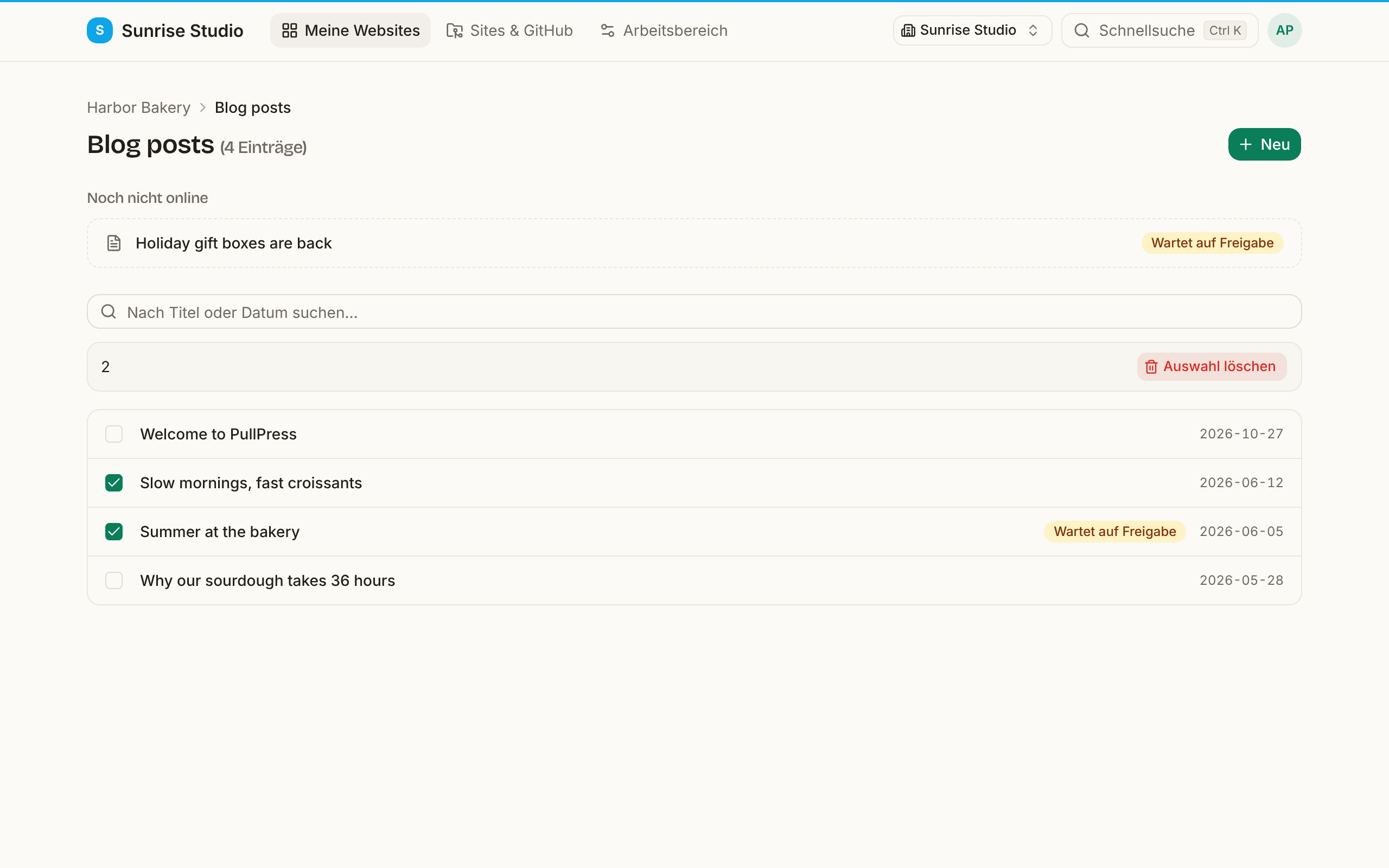 Die Liste Blog posts mit zwei angehakten Einträgen und darüber einer Leiste mit der Anzahl der ausgewählten Einträge und der Schaltfläche Auswahl löschen; oben zeigt ein Bereich Noch nicht online einen Beitrag, der auf Freigabe wartet