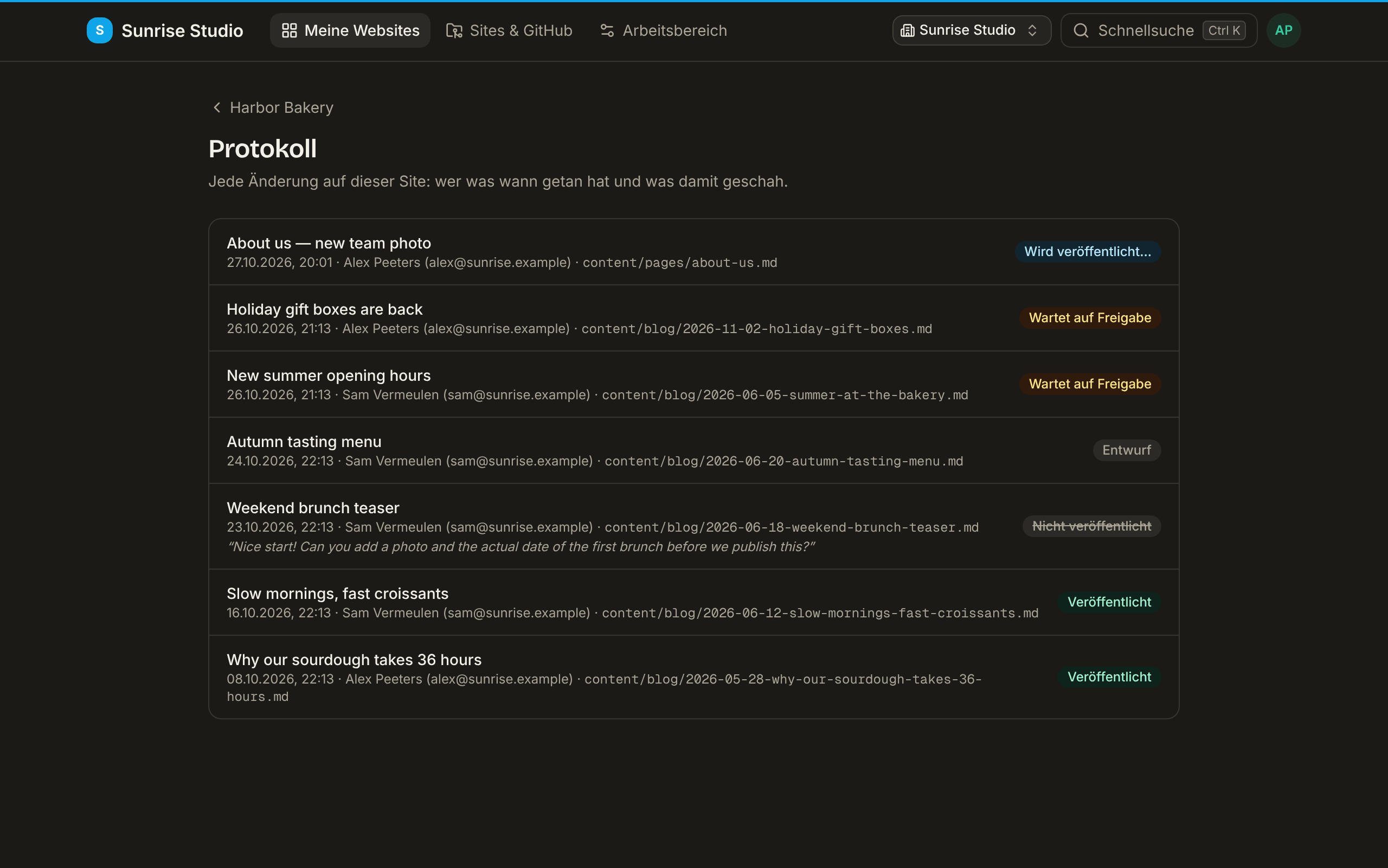 Die Seite Protokoll einer Site mit jeder Änderung, ihrem Titel, Zeitpunkt, Autor und Dateipfad und einem Status-Abzeichen: Wird veröffentlicht…, Wartet auf Freigabe, Entwurf, Nicht veröffentlicht (mit zitierter Notiz des Prüfers) und Veröffentlicht