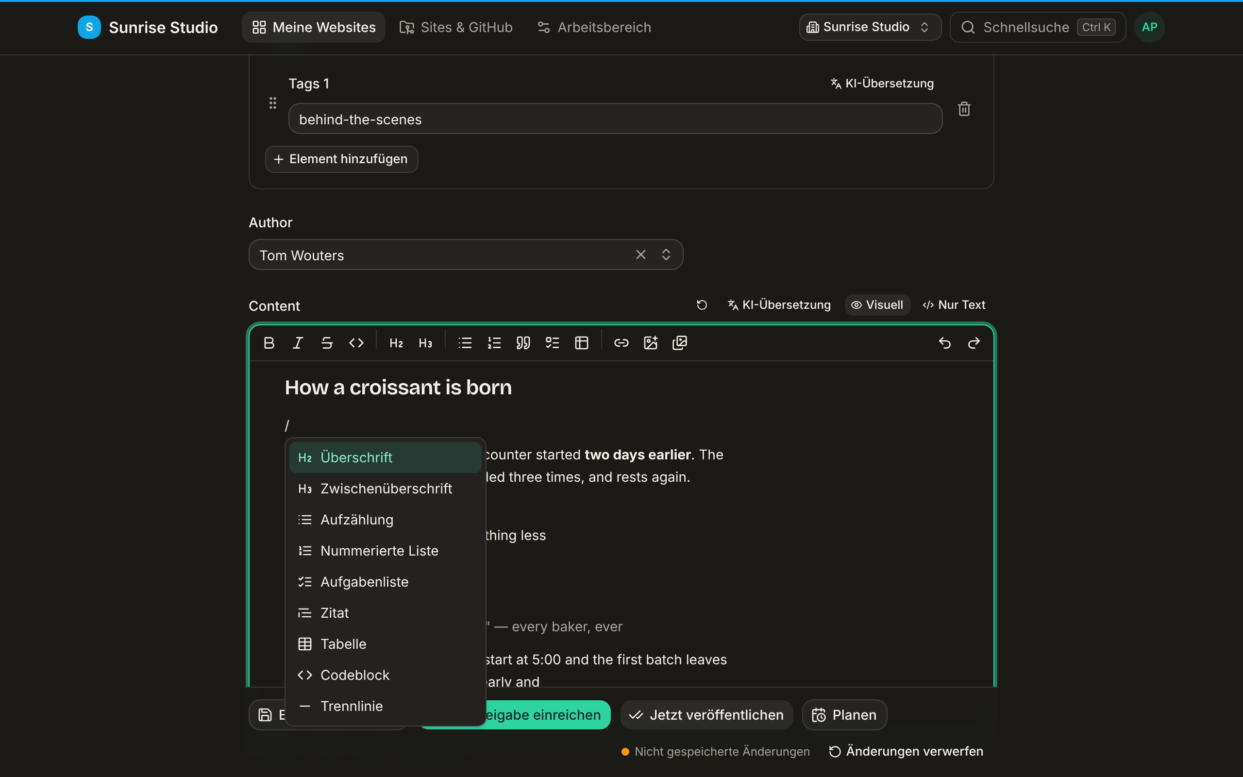 Der Editor des Felds Content mit geöffnetem Slash-Menü unter einer neuen Zeile: Überschrift, Zwischenüberschrift, Aufzählung, Nummerierte Liste, Aufgabenliste, Zitat, Tabelle, Codeblock und Trennlinie, jeweils mit Symbol