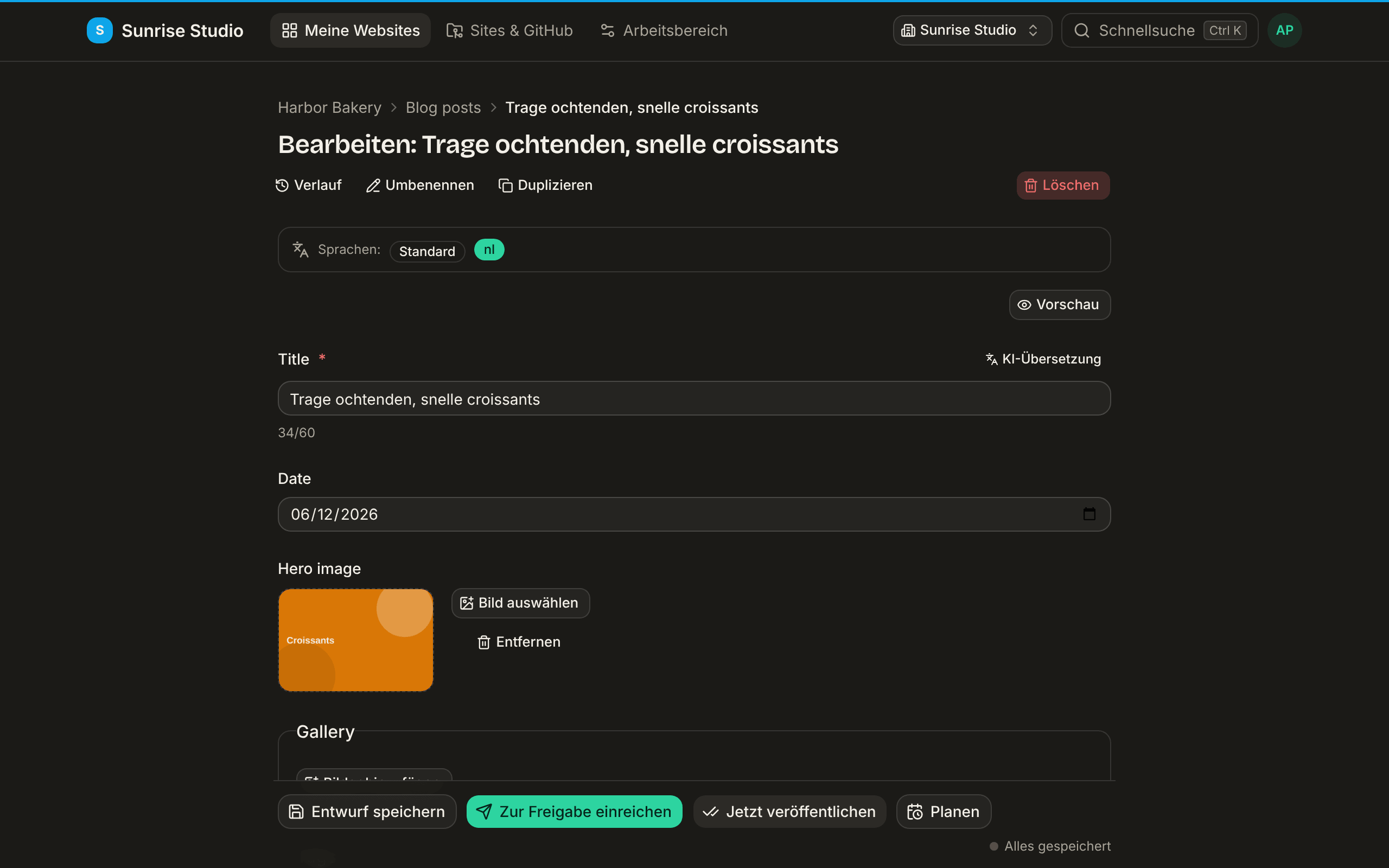 Die niederländische Übersetzung eines Blogbeitrags im Editor: Die Leiste Sprachen oben zeigt die Standardsprache und ein hervorgehobenes „nl“, und das Titelfeld enthält „Trage ochtenden, snelle croissants“ mit einer Schaltfläche KI-Übersetzung