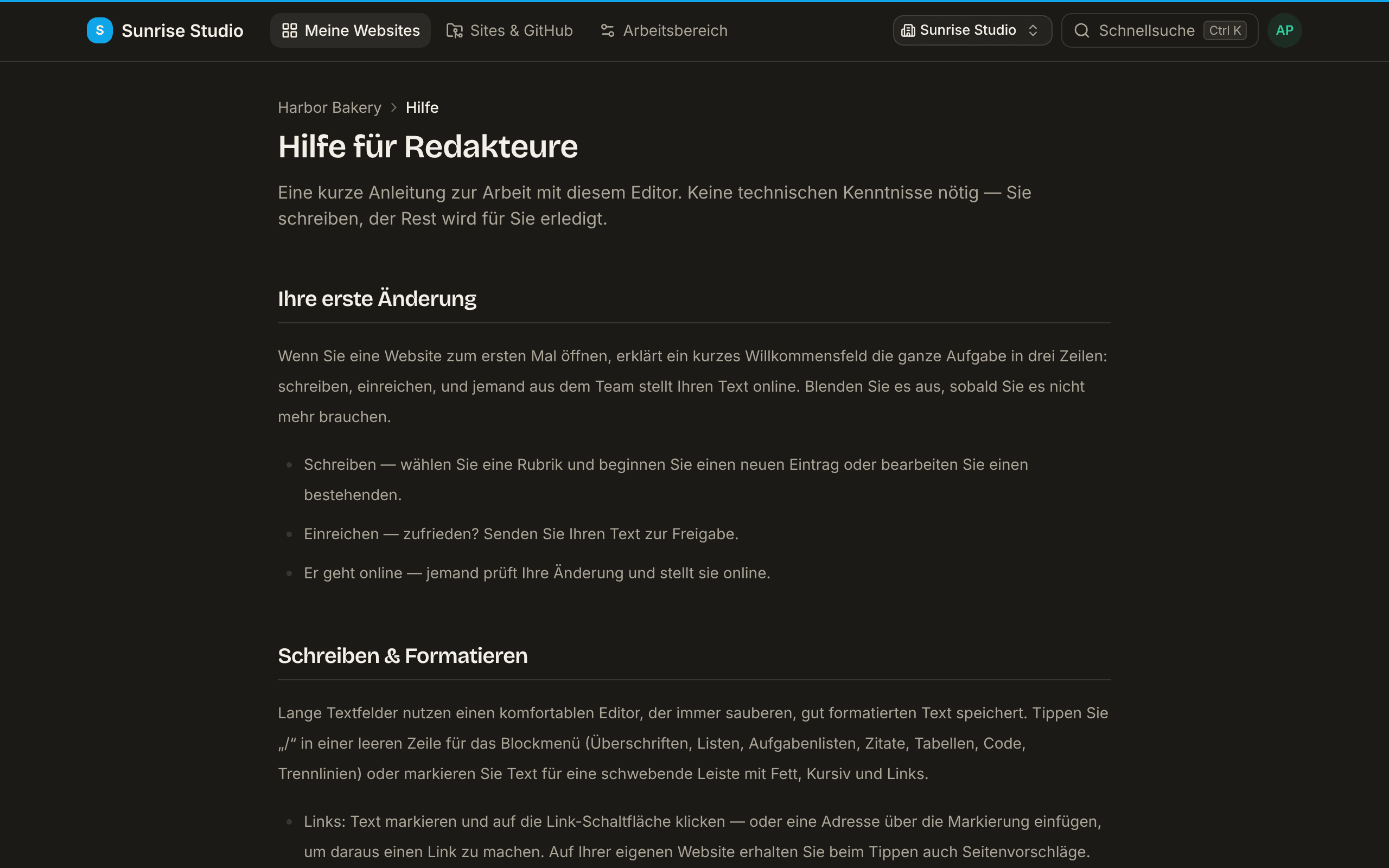 Die Seite „Hilfe für Redakteure“ in der App auf der Site Harbor Bakery: eine kurze Einleitung, dann Abschnitte in einfacher Sprache wie Ihre erste Änderung (schreiben, einreichen, es geht online) und Schreiben & Formatieren