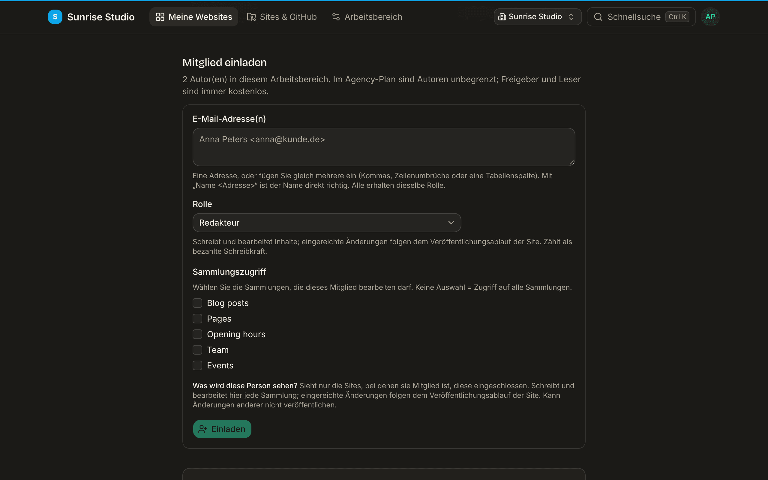 Das Formular Mitglied einladen auf der Seite Mitglieder einer Site: ein Feld E-Mail-Adresse(n) für eine oder mehrere Adressen, eine Auswahl Rolle auf Redakteur mit Erklärung, Kästchen für Sammlungszugriff bei Blog posts, Pages, Opening hours, Team und Events, eine Zusammenfassung „Was wird diese Person sehen?“ und eine Schaltfläche zum Einladen