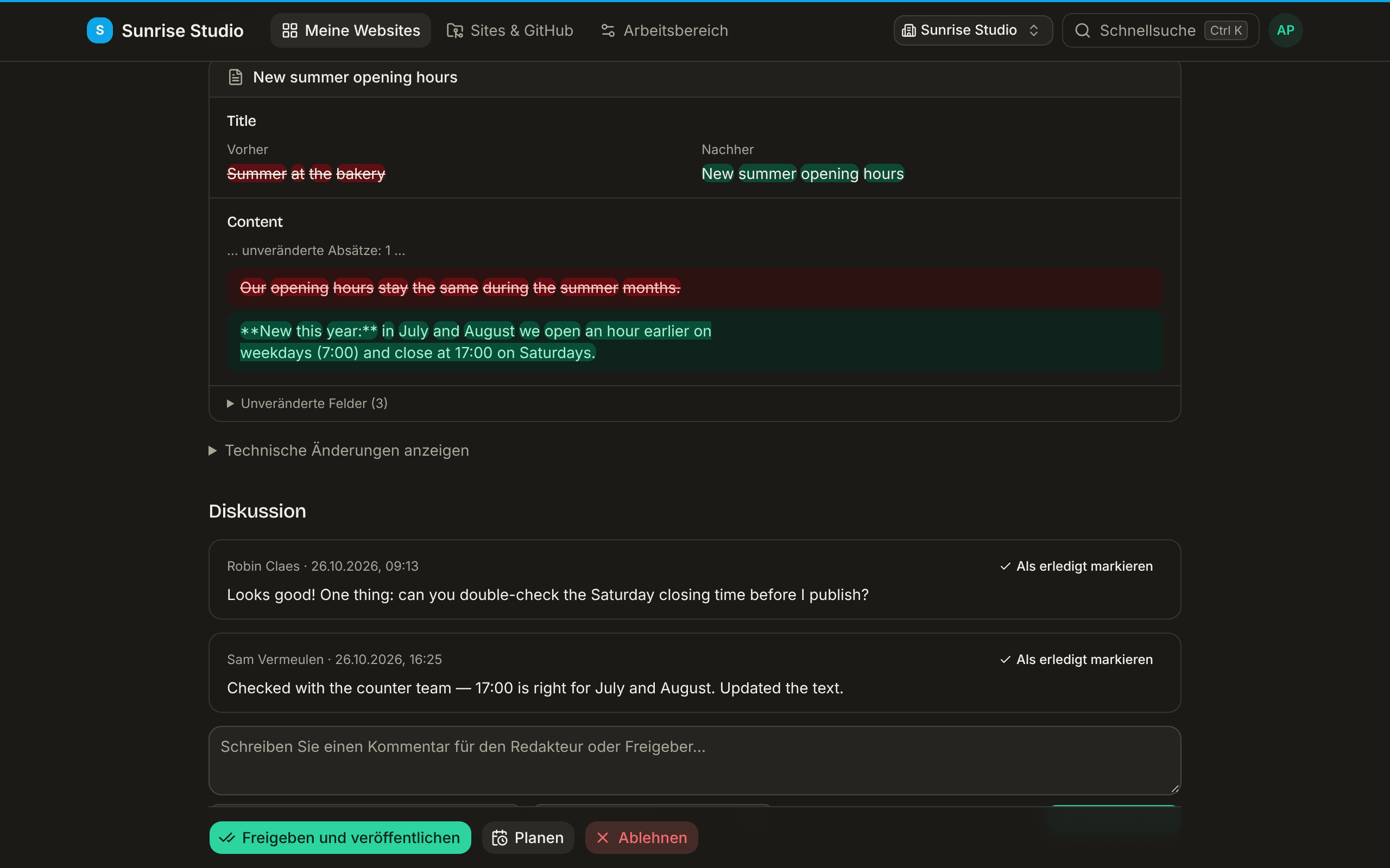Der Bereich Diskussion einer Prüfseite: zwei Kommentare zwischen Freigeber und Redakteur, jeweils mit dem Link Als erledigt markieren, und darunter ein Kommentarfeld mit dem Hinweis Tippen Sie @, um jemanden zu erwähnen, einer Auswahl Zuweisen an… und einer Schaltfläche Kommentieren