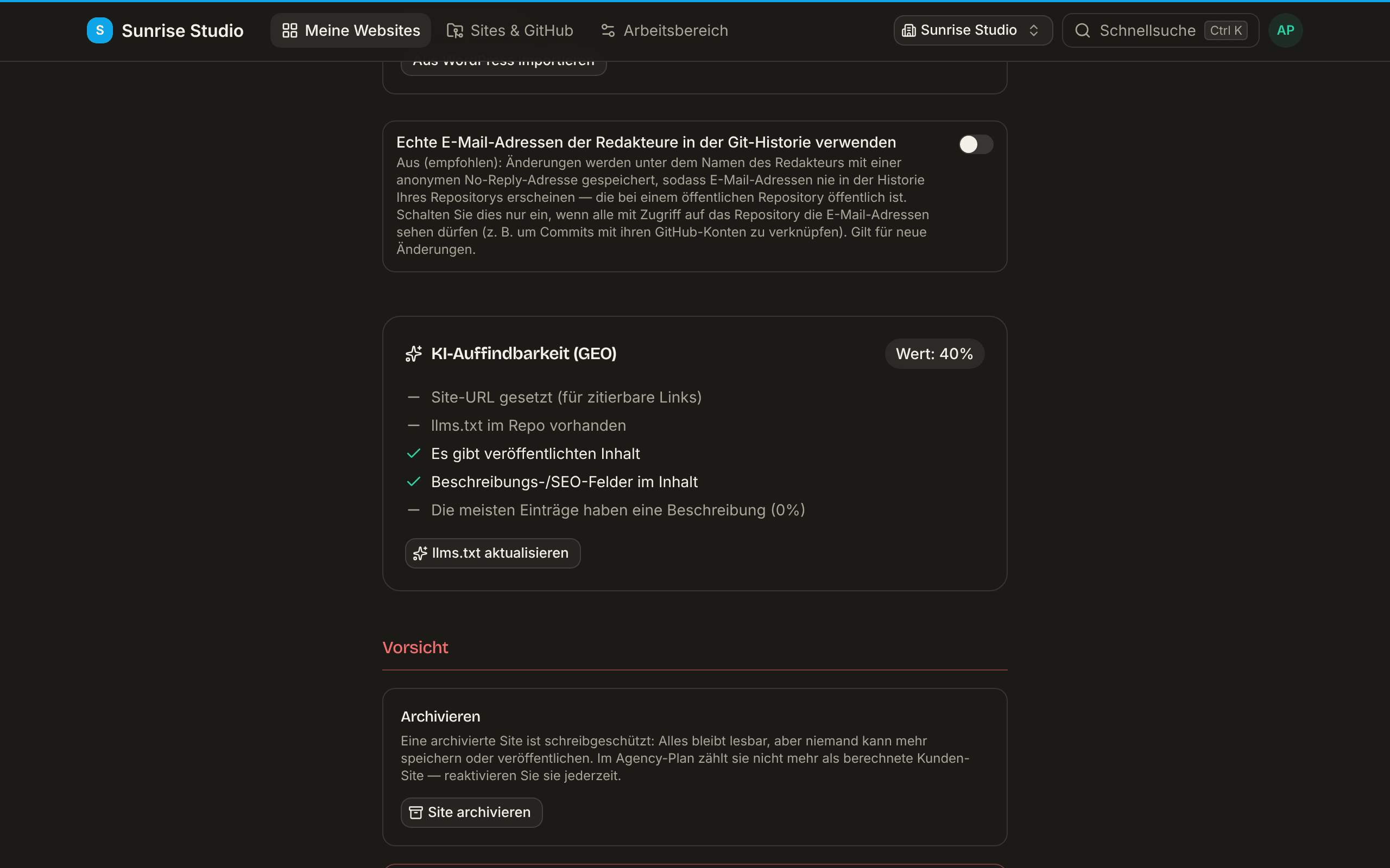 Der Bereich Vorsicht in den Site-Einstellungen: Site archivieren, eine rote Schaltfläche Site trennen, der Schalter für echte E-Mail-Adressen der Redakteure in der Git-Historie und der Anfang der Checkliste KI-Auffindbarkeit (GEO) mit ihrer Punktzahl