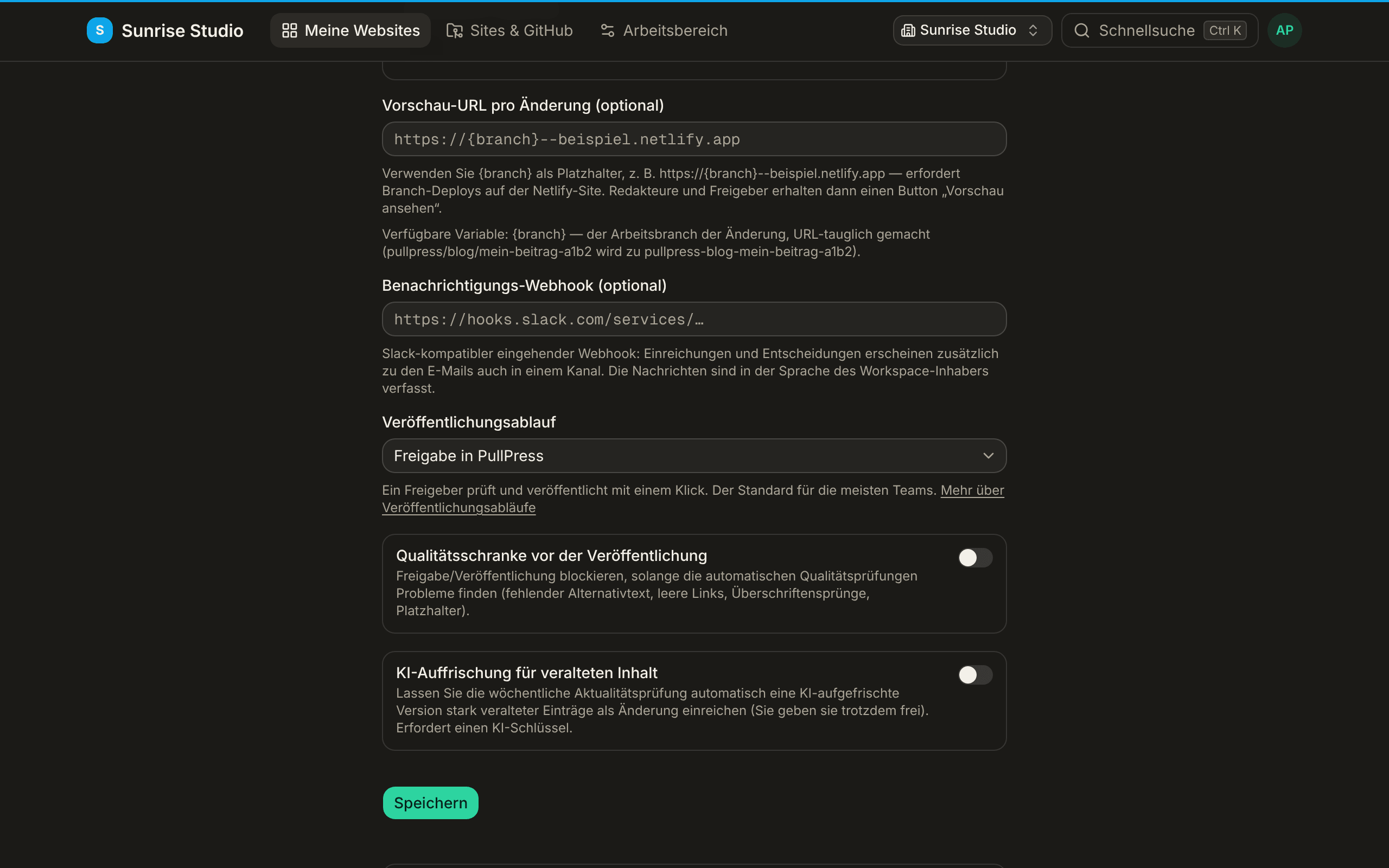 Site-Einstellungen: das Feld Vorschau-URL pro Änderung mit einem Platzhalter {branch}, ein Feld Benachrichtigungs-Webhook, die Auswahl Veröffentlichungsablauf auf Freigabe in PullPress und Schalter für Qualitätsschranke vor der Veröffentlichung und KI-Auffrischung für veralteten Inhalt