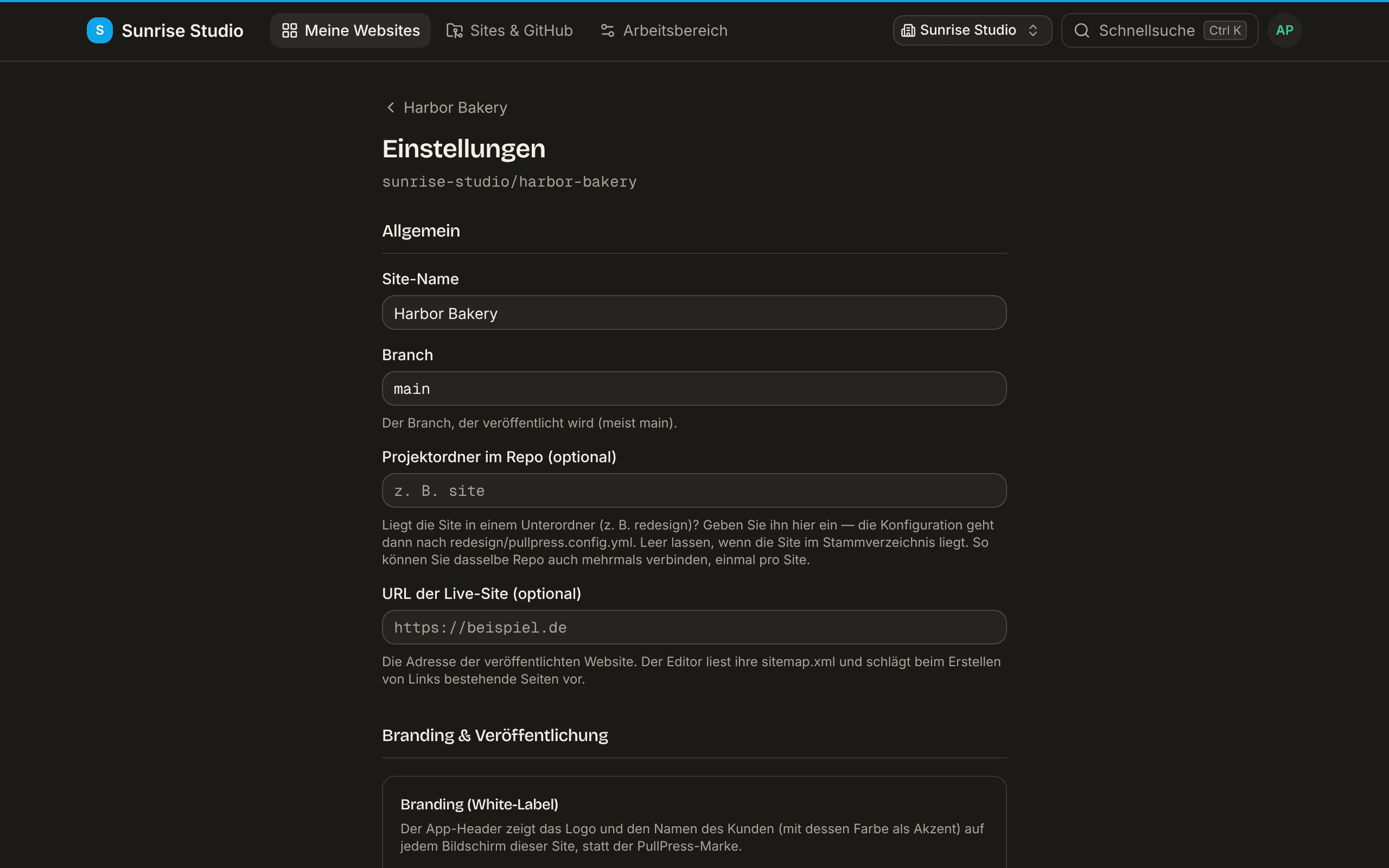 Der obere Teil der Seite Einstellungen einer Site: Allgemein mit Site-Name, Branch (main), einem optionalen Projektordner im Repo und einer optionalen URL der Live-Site