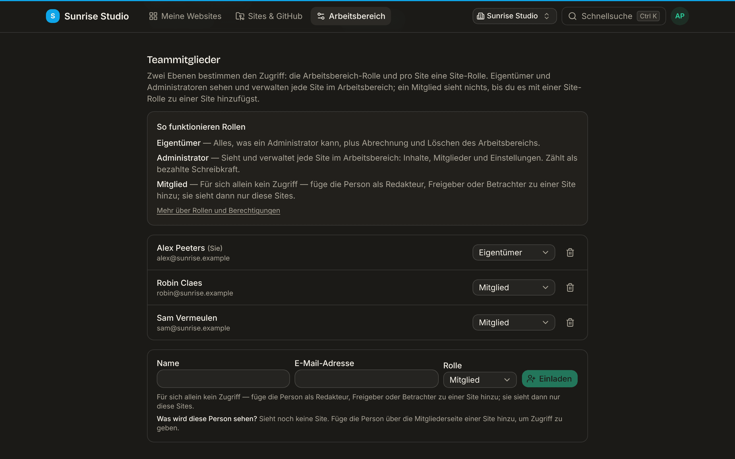 Arbeitsbereich-Einstellungen, Teammitglieder: ein Kasten So funktionieren Rollen (Eigentümer, Administrator, Mitglied), die Mitgliederliste mit Rollenauswahl und Entfernen-Schaltfläche pro Person und eine Einladungszeile mit Name, E-Mail-Adresse und Rolle