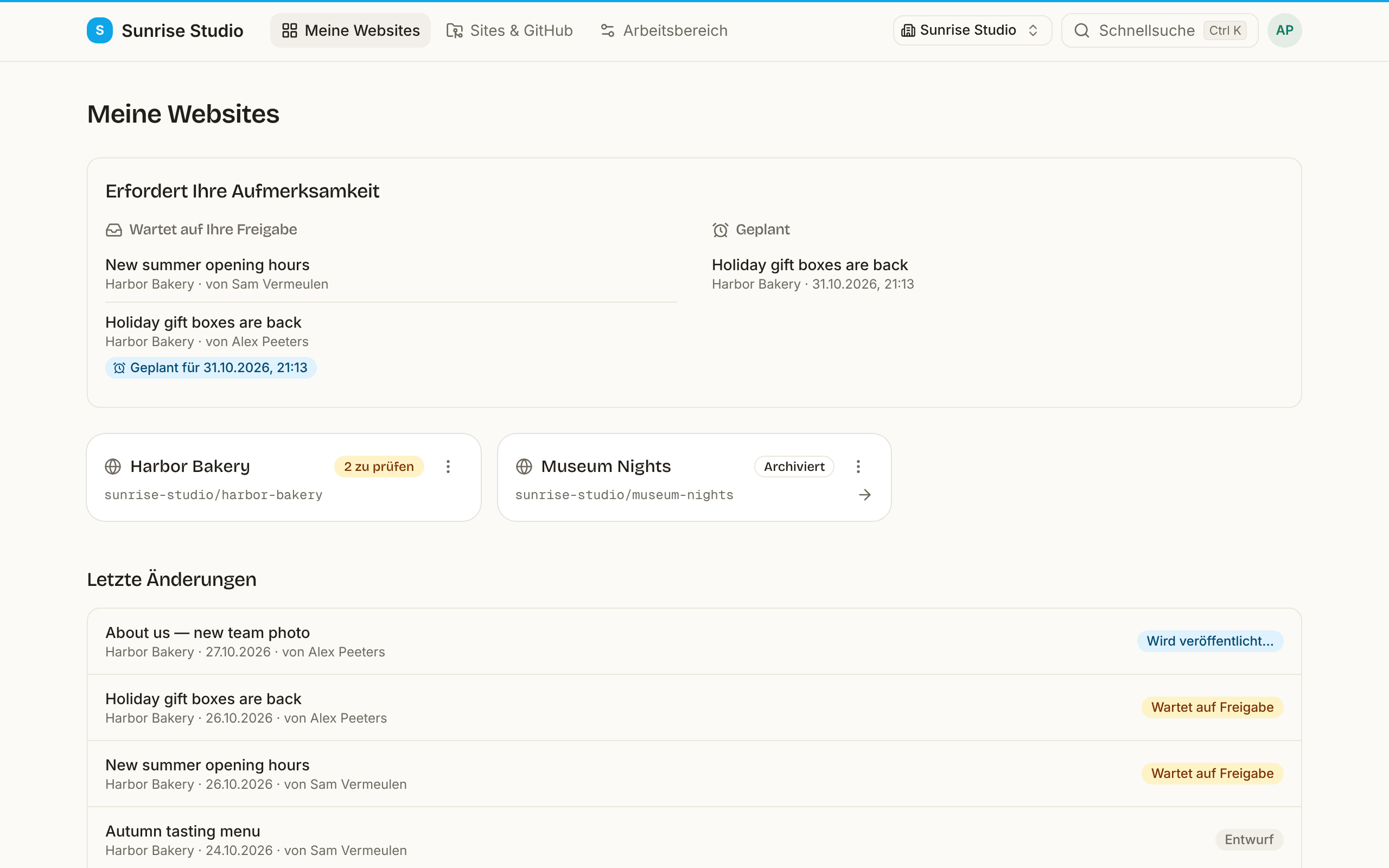 Das PullPress-Dashboard: ein Feld „Erfordert Ihre Aufmerksamkeit“ mit einer Änderung, die auf Freigabe wartet, Site-Karten und eine Liste „Letzte Änderungen“ mit Status-Badges wie Wird veröffentlicht…, Wartet auf Freigabe, Entwurf und Veröffentlicht