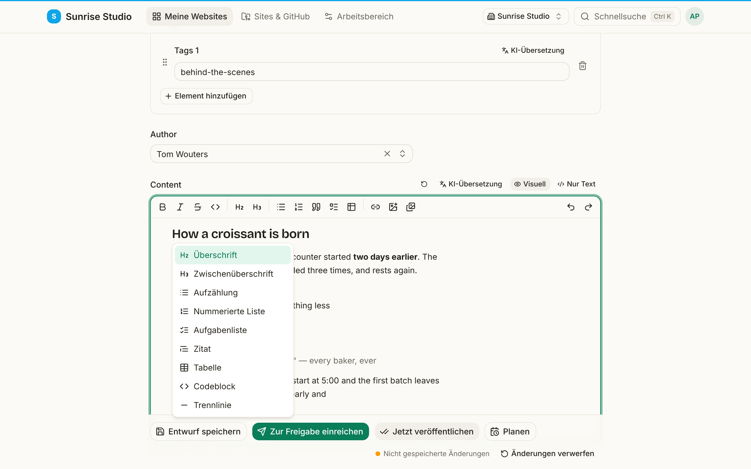 Der Editor des Felds Content mit geöffnetem Slash-Menü unter einer neuen Zeile: Überschrift, Zwischenüberschrift, Aufzählung, Nummerierte Liste, Aufgabenliste, Zitat, Tabelle, Codeblock und Trennlinie, jeweils mit Symbol