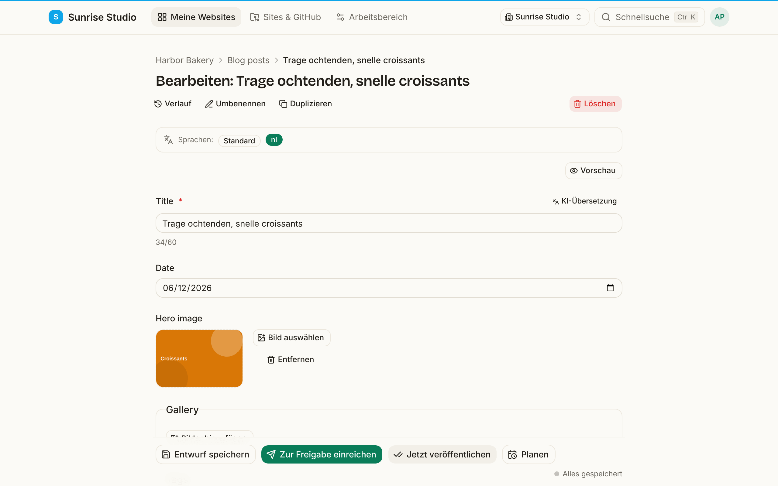 Die niederländische Übersetzung eines Blogbeitrags im Editor: Die Leiste Sprachen oben zeigt die Standardsprache und ein hervorgehobenes „nl“, und das Titelfeld enthält „Trage ochtenden, snelle croissants“ mit einer Schaltfläche KI-Übersetzung