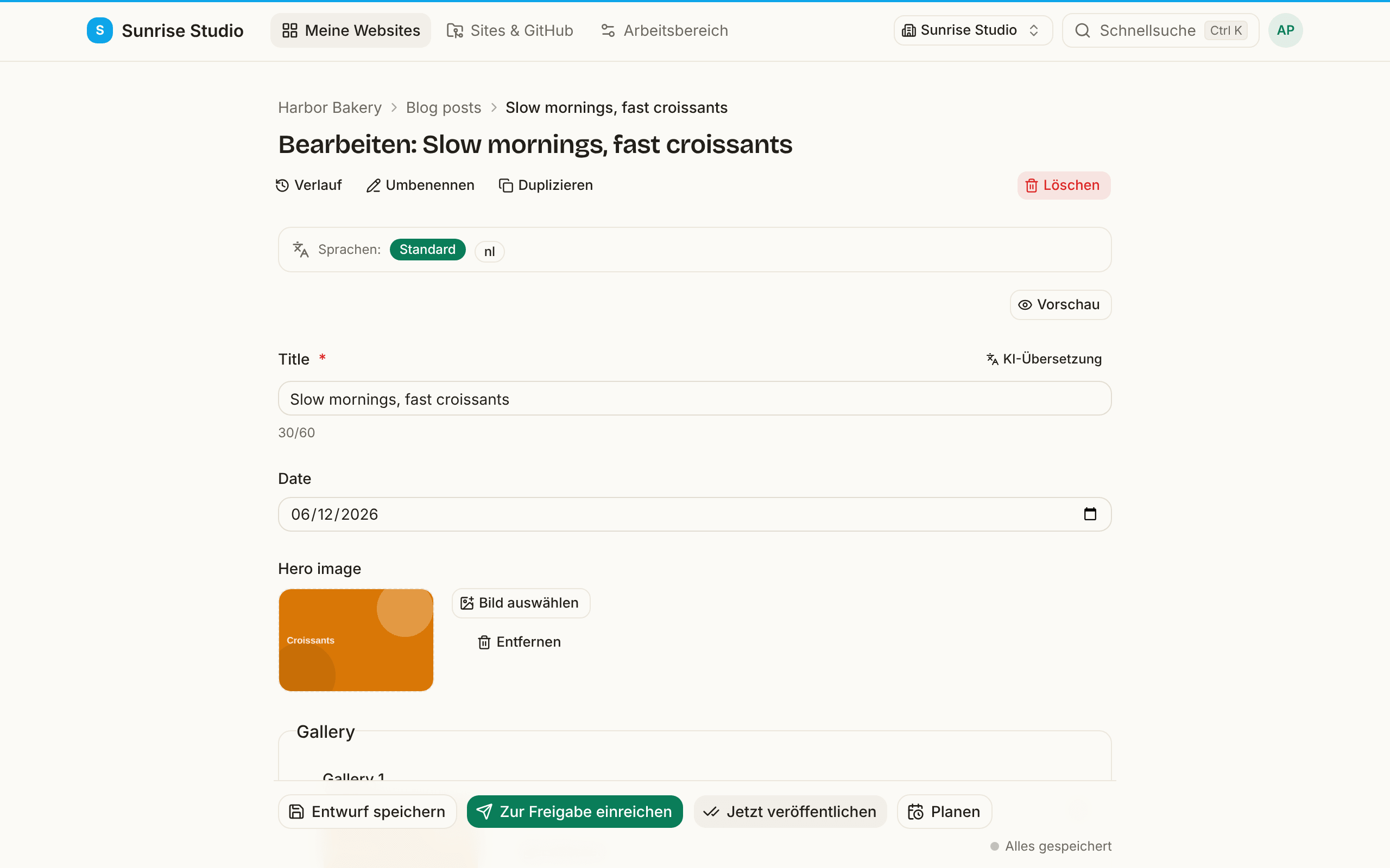 Einen Blogbeitrag bearbeiten: ein Formular mit einem Feld Title samt Zeichenzähler, einem Feld Date, einem Hero image mit den Schaltflächen Bild auswählen, Aus der Bibliothek wählen und Entfernen sowie Tags, unten mit Entwurf speichern, Zur Freigabe einreichen, Jetzt veröffentlichen und Planen (für Administratoren)