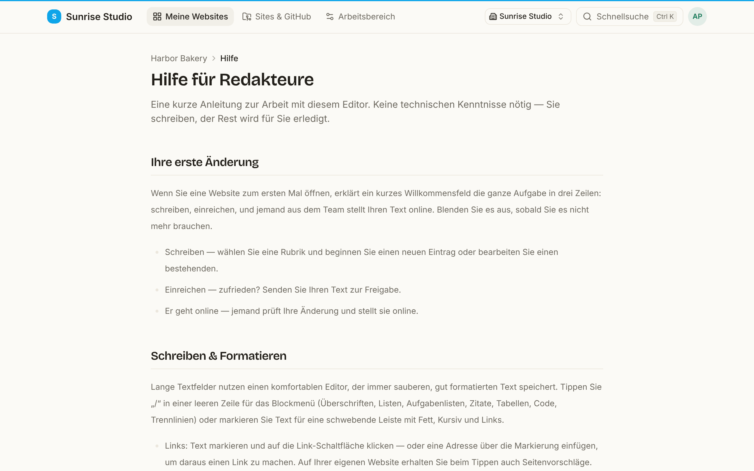 Die Seite „Hilfe für Redakteure“ in der App auf der Site Harbor Bakery: eine kurze Einleitung, dann Abschnitte in einfacher Sprache wie Ihre erste Änderung (schreiben, einreichen, es geht online) und Schreiben & Formatieren