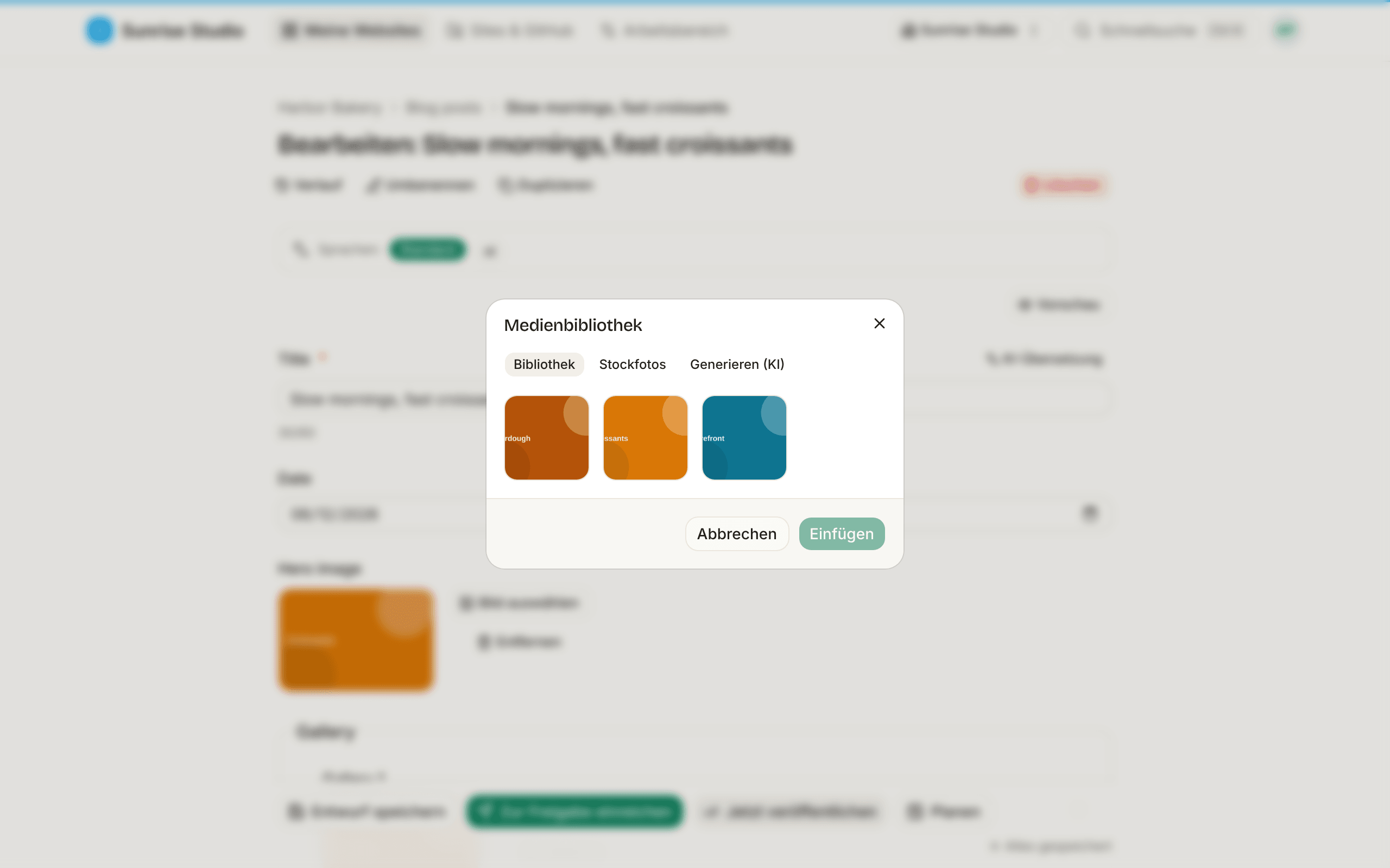 Der Dialog Medienbibliothek über dem Editor mit den Registerkarten Bibliothek, Stockfotos und Generieren (KI), den hochgeladenen Fotos der Site als Vorschaubilder sowie den Schaltflächen Abbrechen und Einfügen