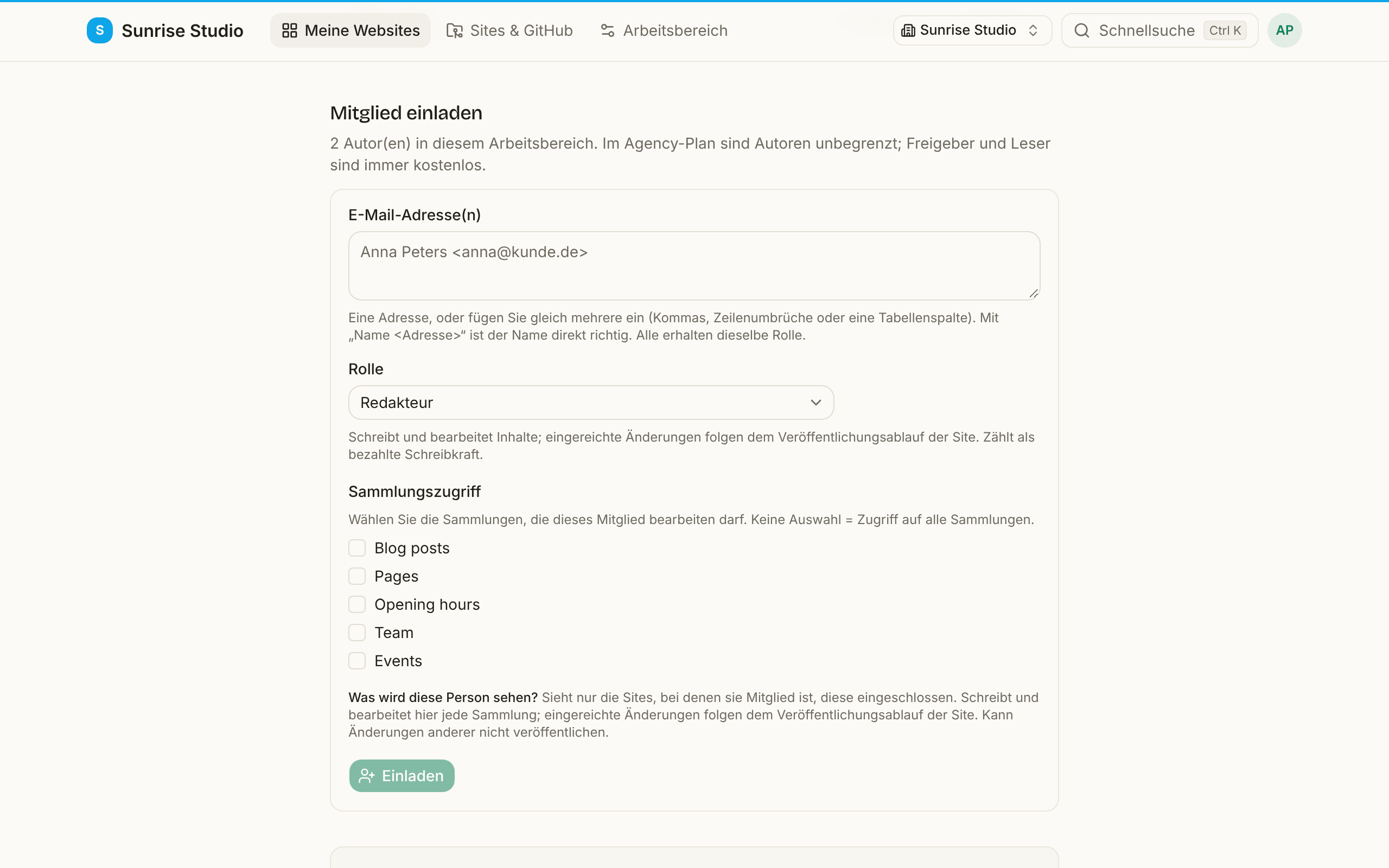 Das Formular Mitglied einladen auf der Seite Mitglieder einer Site: ein Feld E-Mail-Adresse(n) für eine oder mehrere Adressen, eine Auswahl Rolle auf Redakteur mit Erklärung, Kästchen für Sammlungszugriff bei Blog posts, Pages, Opening hours, Team und Events, eine Zusammenfassung „Was wird diese Person sehen?“ und eine Schaltfläche zum Einladen