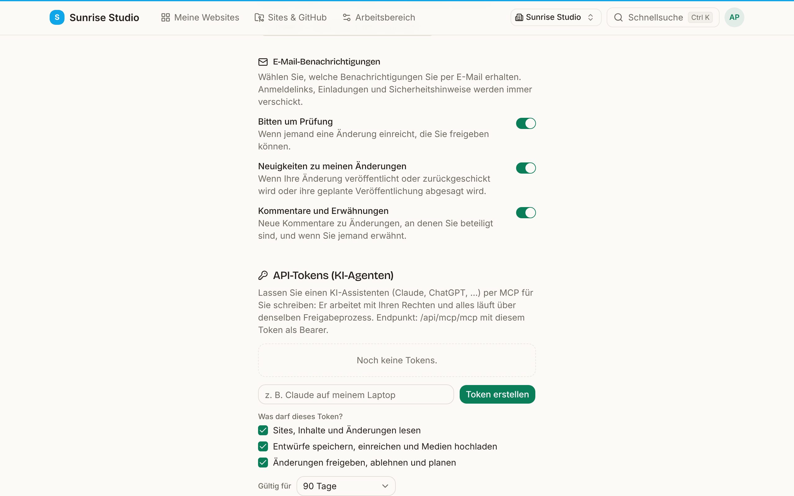 Der Bereich E-Mail-Benachrichtigungen im Profil mit drei eingeschalteten Schaltern: Bitten um Prüfung, Neuigkeiten zu meinen Änderungen sowie Kommentare und Erwähnungen, jeweils mit einer kurzen Erklärung