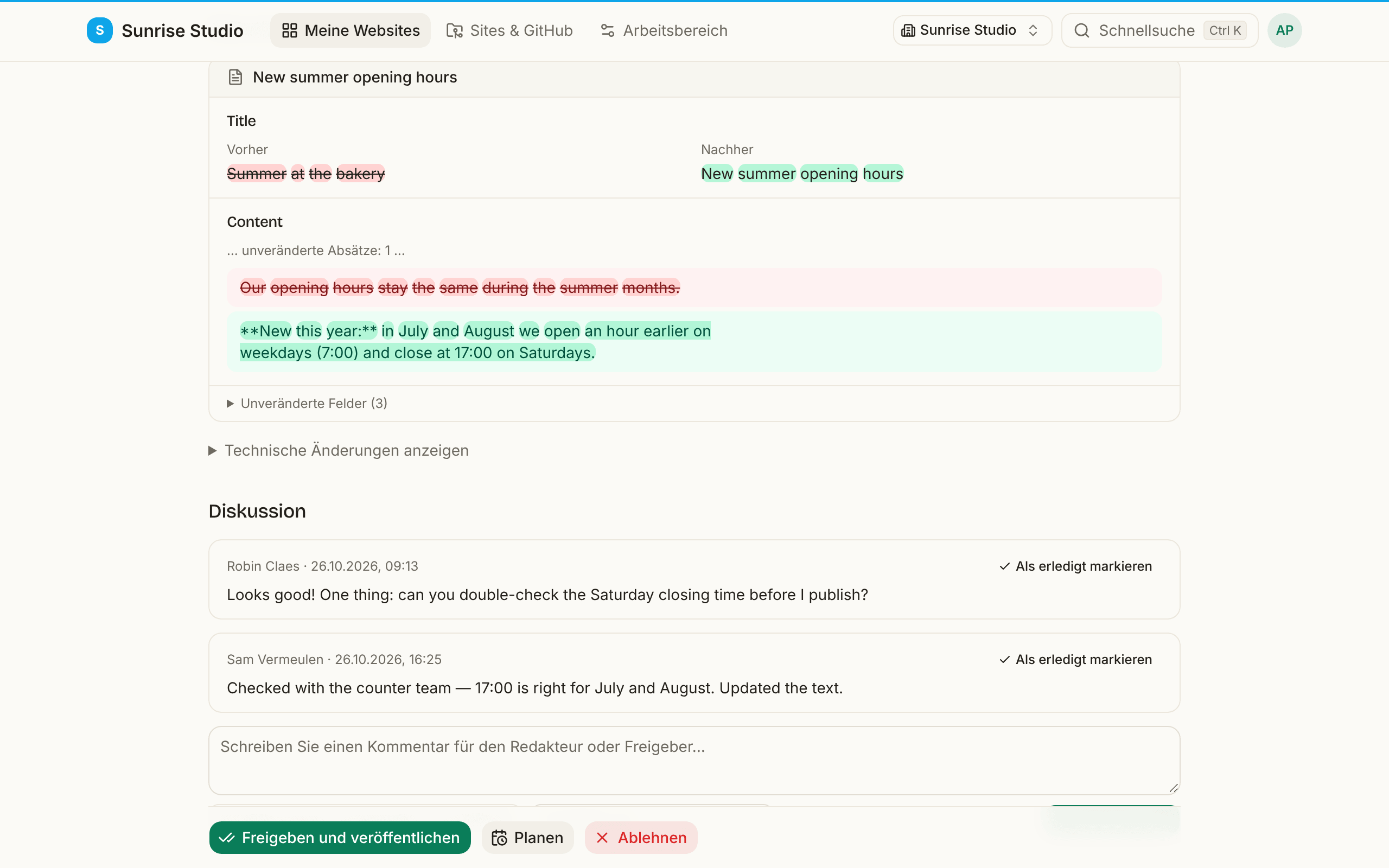 Der Bereich Diskussion einer Prüfseite: zwei Kommentare zwischen Freigeber und Redakteur, jeweils mit dem Link Als erledigt markieren, und darunter ein Kommentarfeld mit dem Hinweis Tippen Sie @, um jemanden zu erwähnen, einer Auswahl Zuweisen an… und einer Schaltfläche Kommentieren