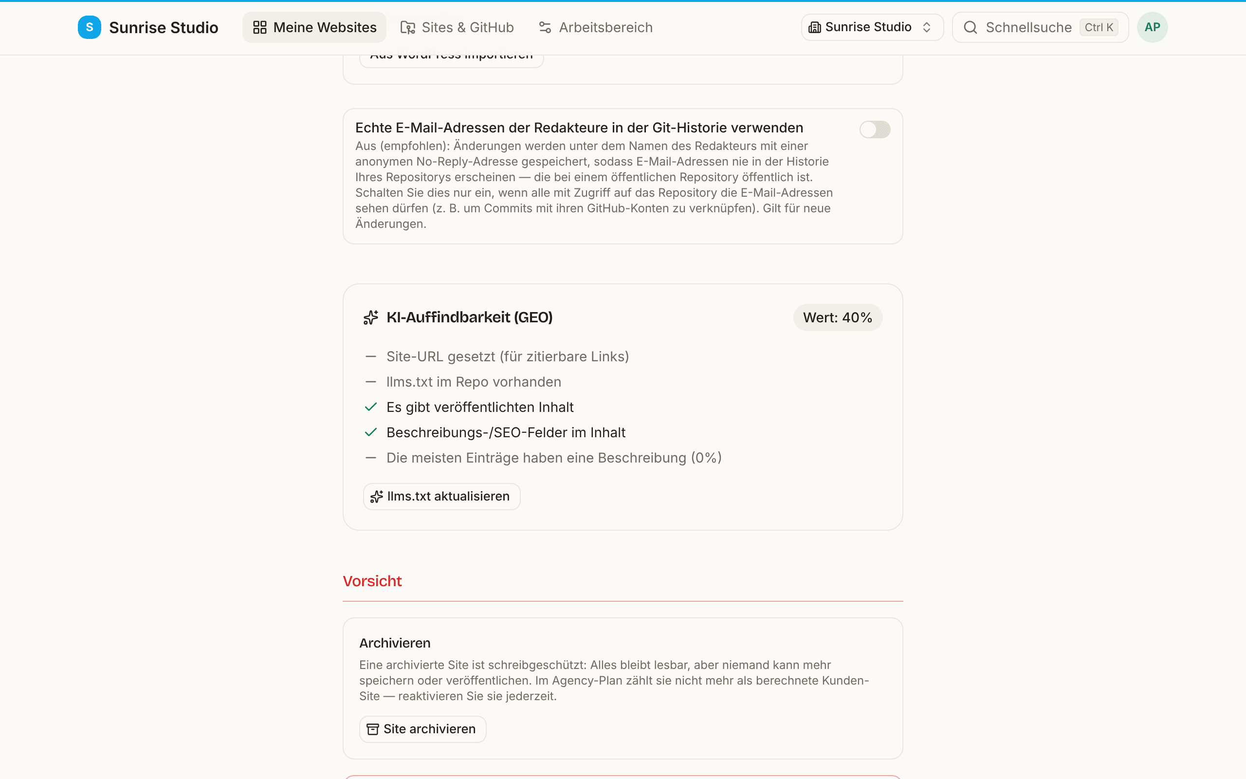 Der Bereich Vorsicht in den Site-Einstellungen: Site archivieren, eine rote Schaltfläche Site trennen, der Schalter für echte E-Mail-Adressen der Redakteure in der Git-Historie und der Anfang der Checkliste KI-Auffindbarkeit (GEO) mit ihrer Punktzahl