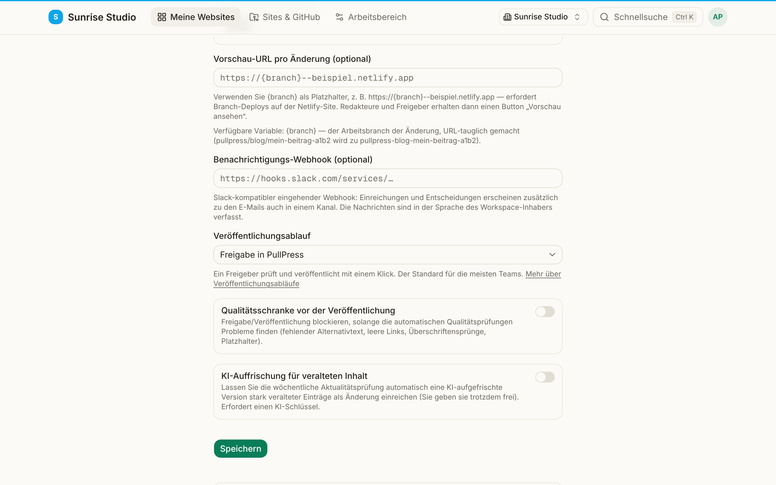 Site-Einstellungen: das Feld Vorschau-URL pro Änderung mit einem Platzhalter {branch}, ein Feld Benachrichtigungs-Webhook, die Auswahl Veröffentlichungsablauf auf Freigabe in PullPress und Schalter für Qualitätsschranke vor der Veröffentlichung und KI-Auffrischung für veralteten Inhalt