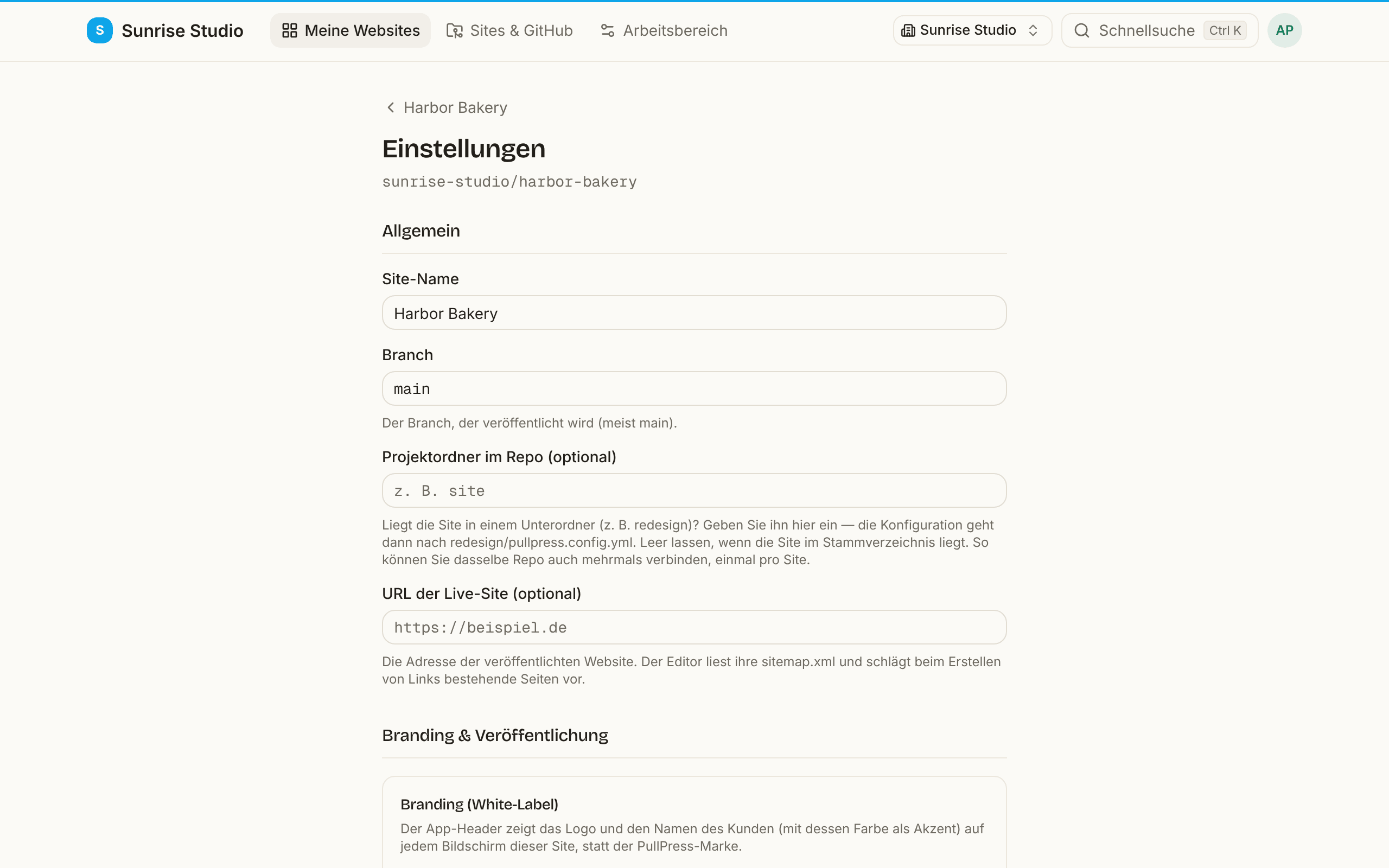 Der obere Teil der Seite Einstellungen einer Site: Allgemein mit Site-Name, Branch (main), einem optionalen Projektordner im Repo und einer optionalen URL der Live-Site