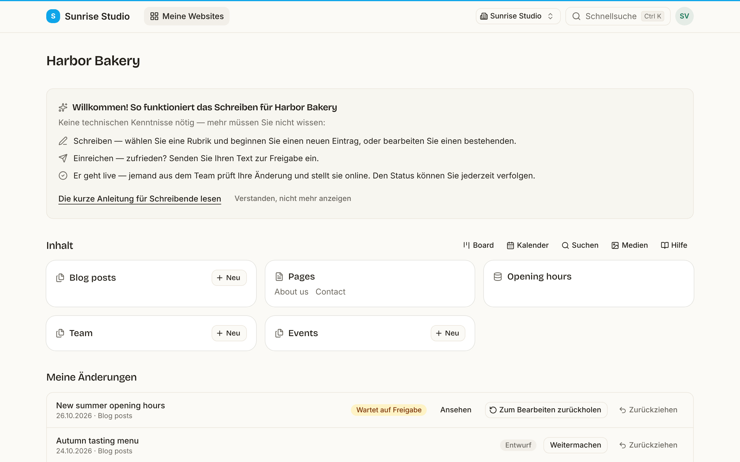 Eine Site-Seite mit dem Feld „Willkommen! So funktioniert das Schreiben für Harbor Bakery“ mit den drei Schritten schreiben, einreichen, online, über den Sammlungen der Site und den eigenen Änderungen mit Status-Badges