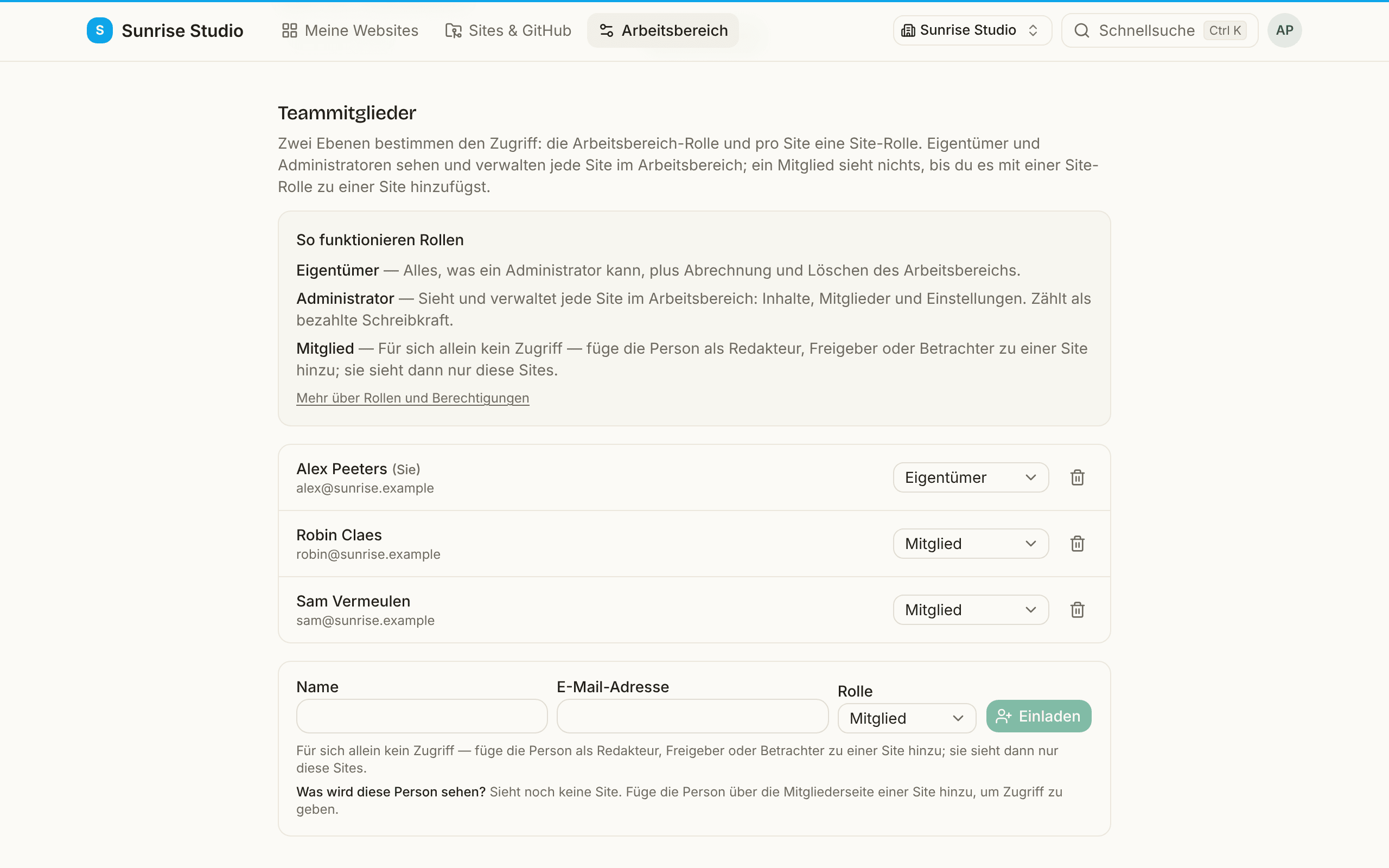 Arbeitsbereich-Einstellungen, Teammitglieder: ein Kasten So funktionieren Rollen (Eigentümer, Administrator, Mitglied), die Mitgliederliste mit Rollenauswahl und Entfernen-Schaltfläche pro Person und eine Einladungszeile mit Name, E-Mail-Adresse und Rolle