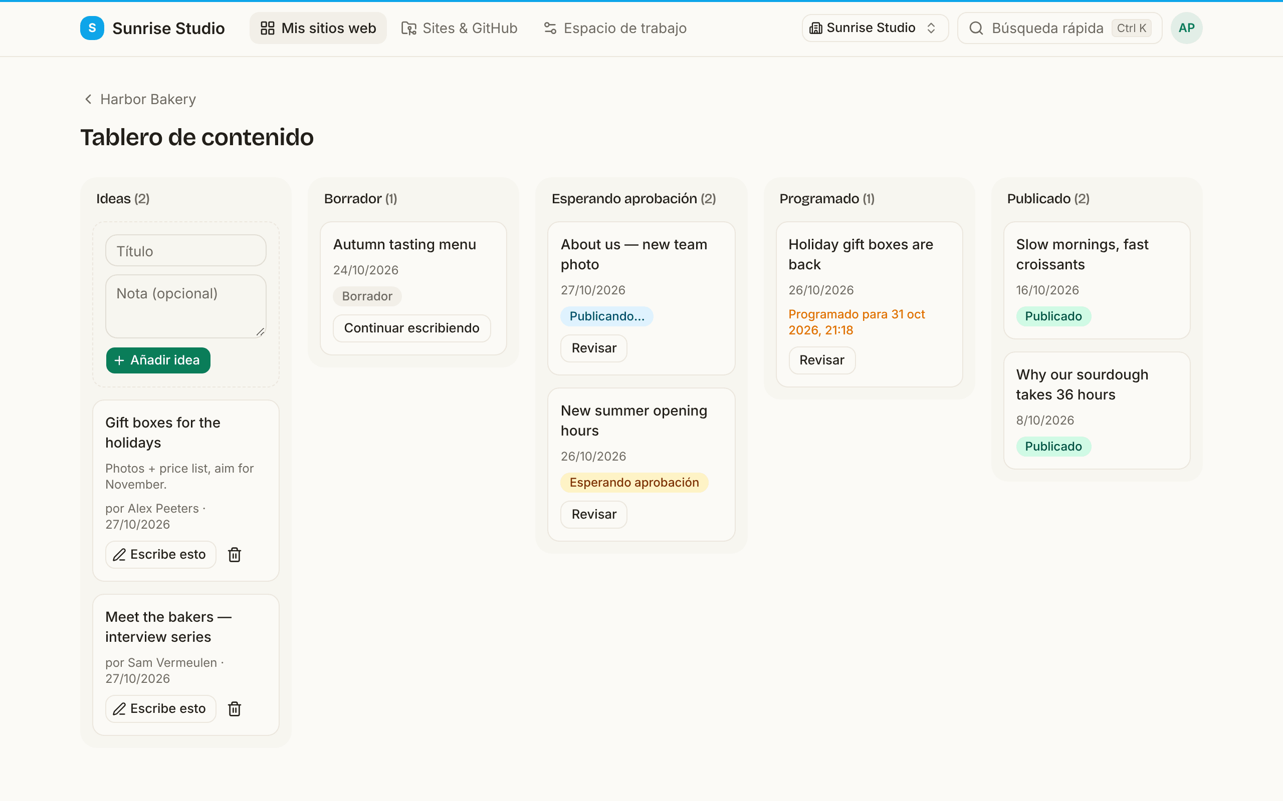 El tablero de contenido con cinco columnas: Ideas con un formulario de título y nota y un botón Añadir idea, Borrador con una tarjeta Continuar escribiendo, Esperando aprobación con tarjetas y botones Revisar, Programado con un cambio programado y Publicado con dos entradas publicadas
