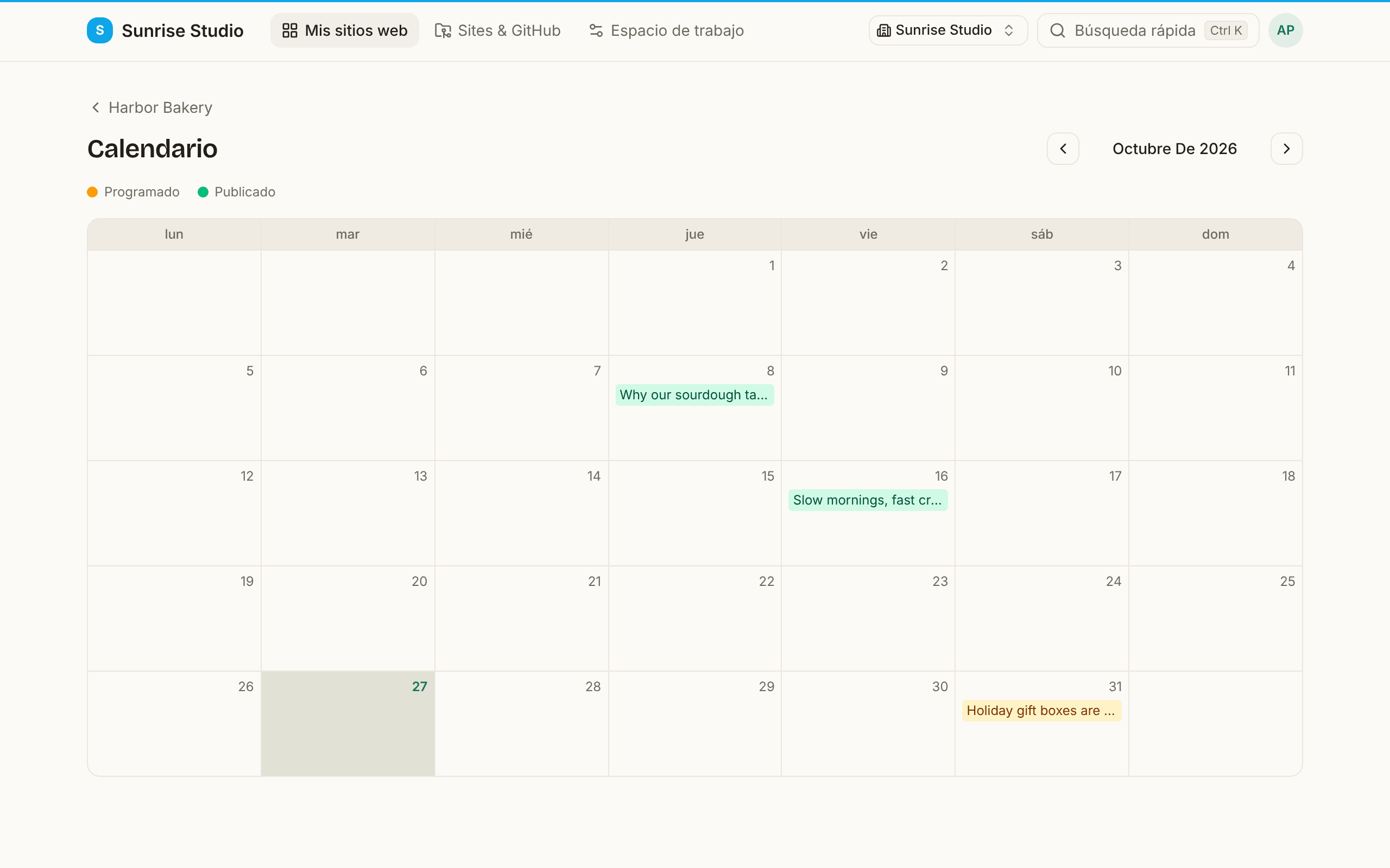 El calendario editorial del mes actual: entradas publicadas como etiquetas verdes en los días en que se publicaron, una entrada programada como etiqueta ámbar en su futuro día de publicación, y el día de hoy resaltado