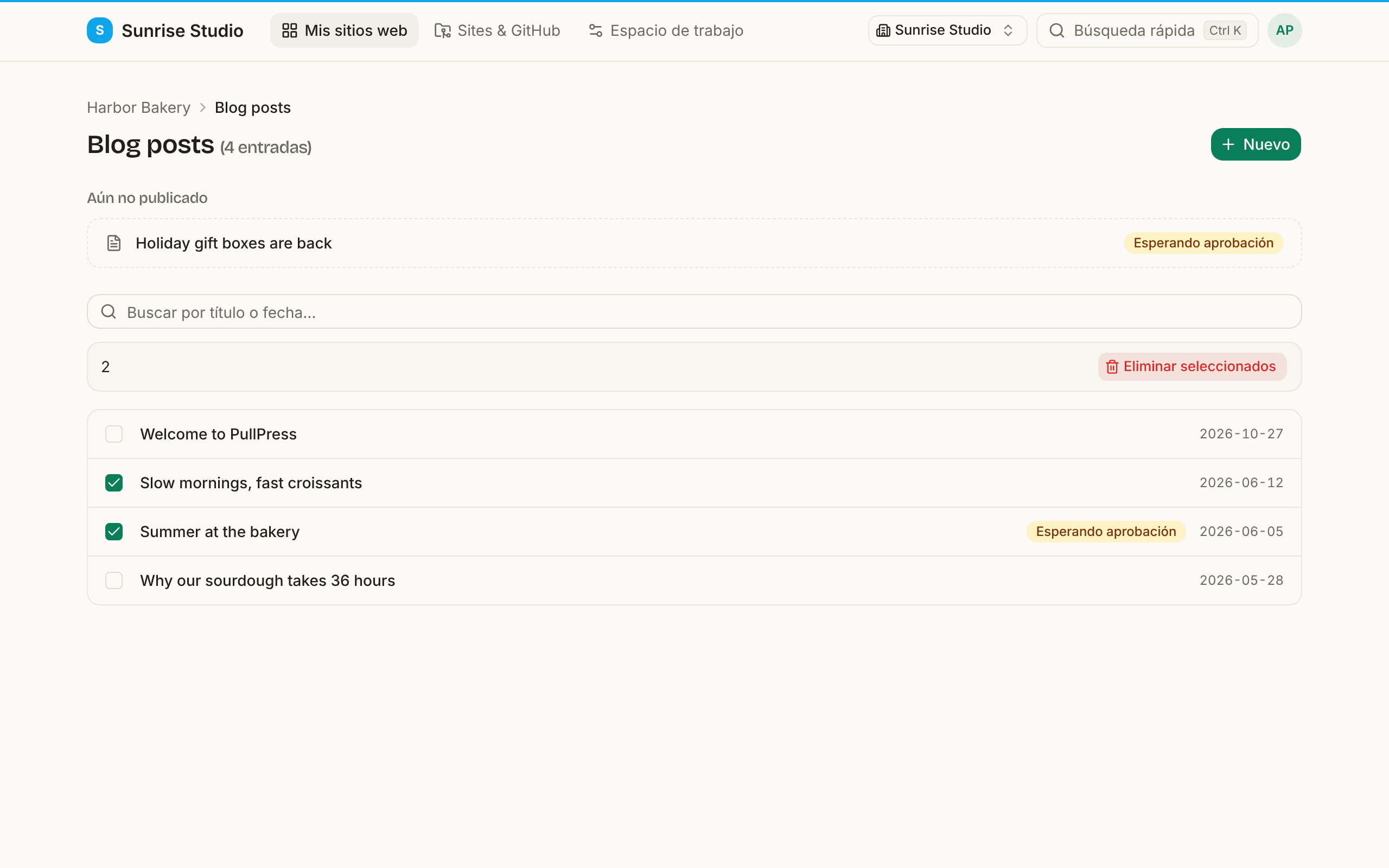 La lista Blog posts con dos entradas marcadas y, encima, una barra con el número de seleccionados y un botón Eliminar seleccionados; arriba, una sección Aún no publicado muestra una entrada esperando aprobación