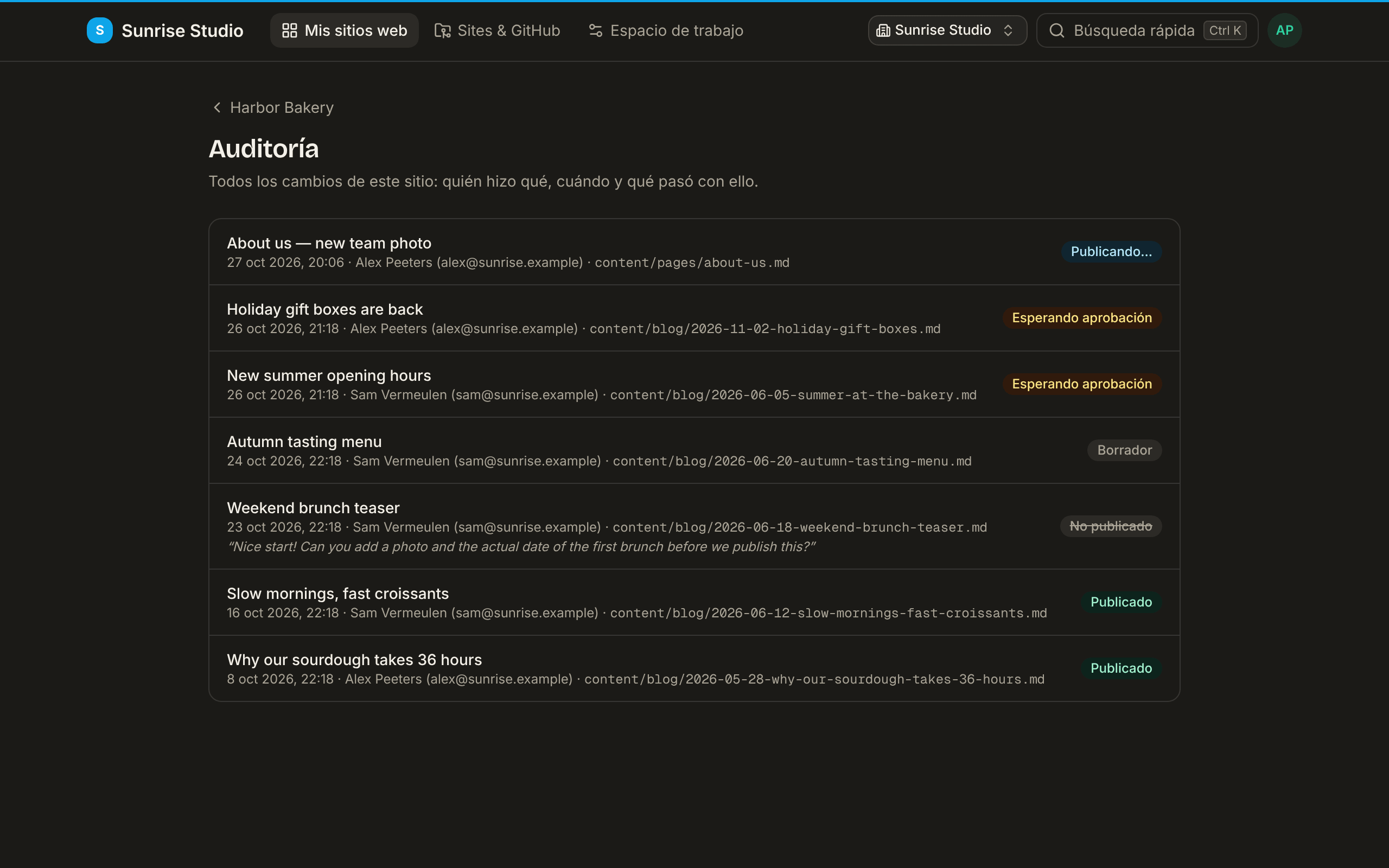 La página Auditoría de un sitio con cada cambio, su título, hora, autor y ruta de archivo, y una insignia de estado: Publicando…, Esperando aprobación, Borrador, No publicado (con la nota del revisor citada) y Publicado