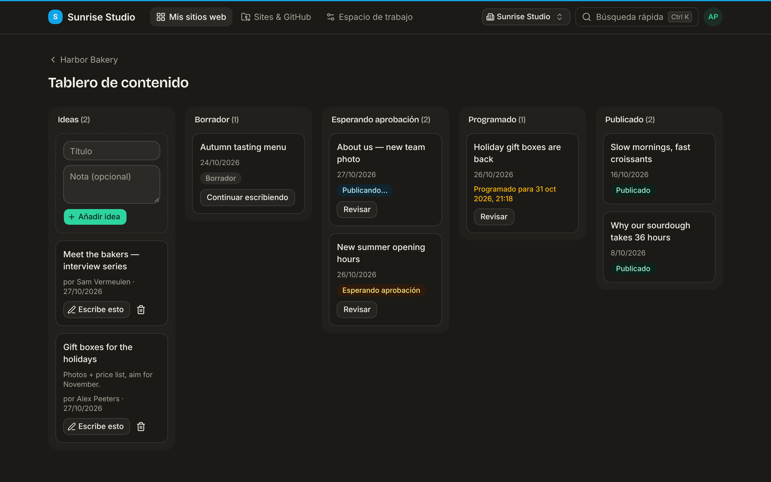 El tablero de contenido con cinco columnas: Ideas con un formulario de título y nota y un botón Añadir idea, Borrador con una tarjeta Continuar escribiendo, Esperando aprobación con tarjetas y botones Revisar, Programado con un cambio programado y Publicado con dos entradas publicadas