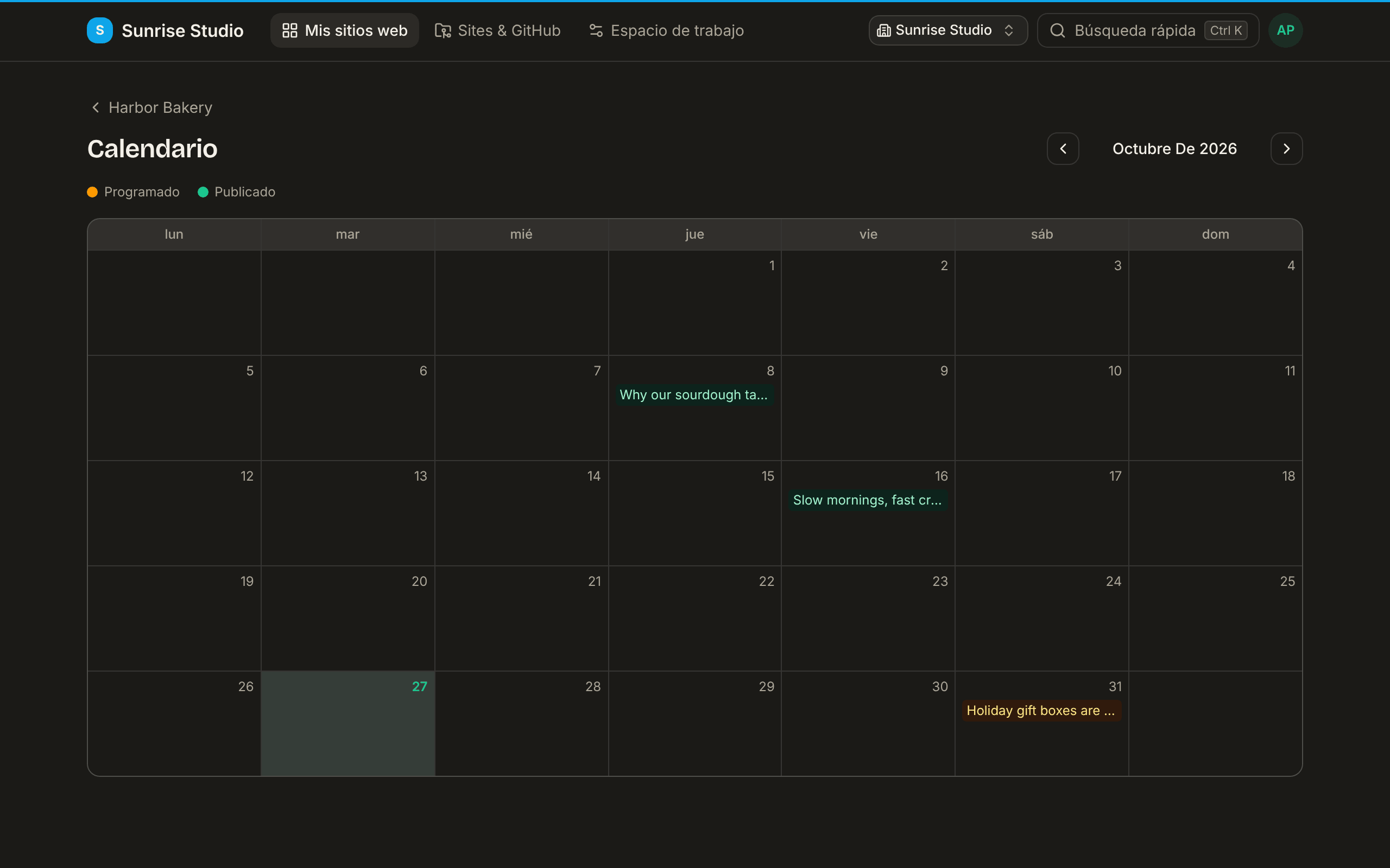 El calendario editorial del mes actual: entradas publicadas como etiquetas verdes en los días en que se publicaron, una entrada programada como etiqueta ámbar en su futuro día de publicación, y el día de hoy resaltado