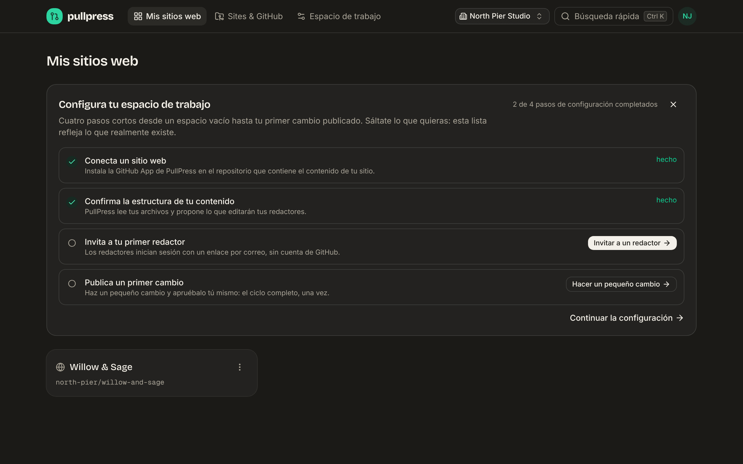 La lista “Configura tu espacio de trabajo” del panel con 2 de 4 pasos hechos: Conecta un sitio web y Confirma la estructura de tu contenido están marcados, Invita a tu primer redactor y Publica un primer cambio siguen abiertos