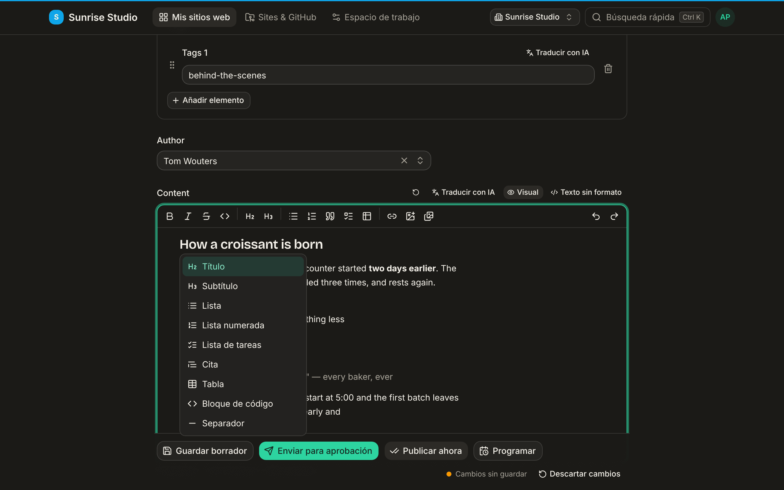El editor del campo Content con el menú «/» abierto bajo una línea nueva: Título, Subtítulo, Lista, Lista numerada, Lista de tareas, Cita, Tabla, Bloque de código y Separador, cada uno con su icono