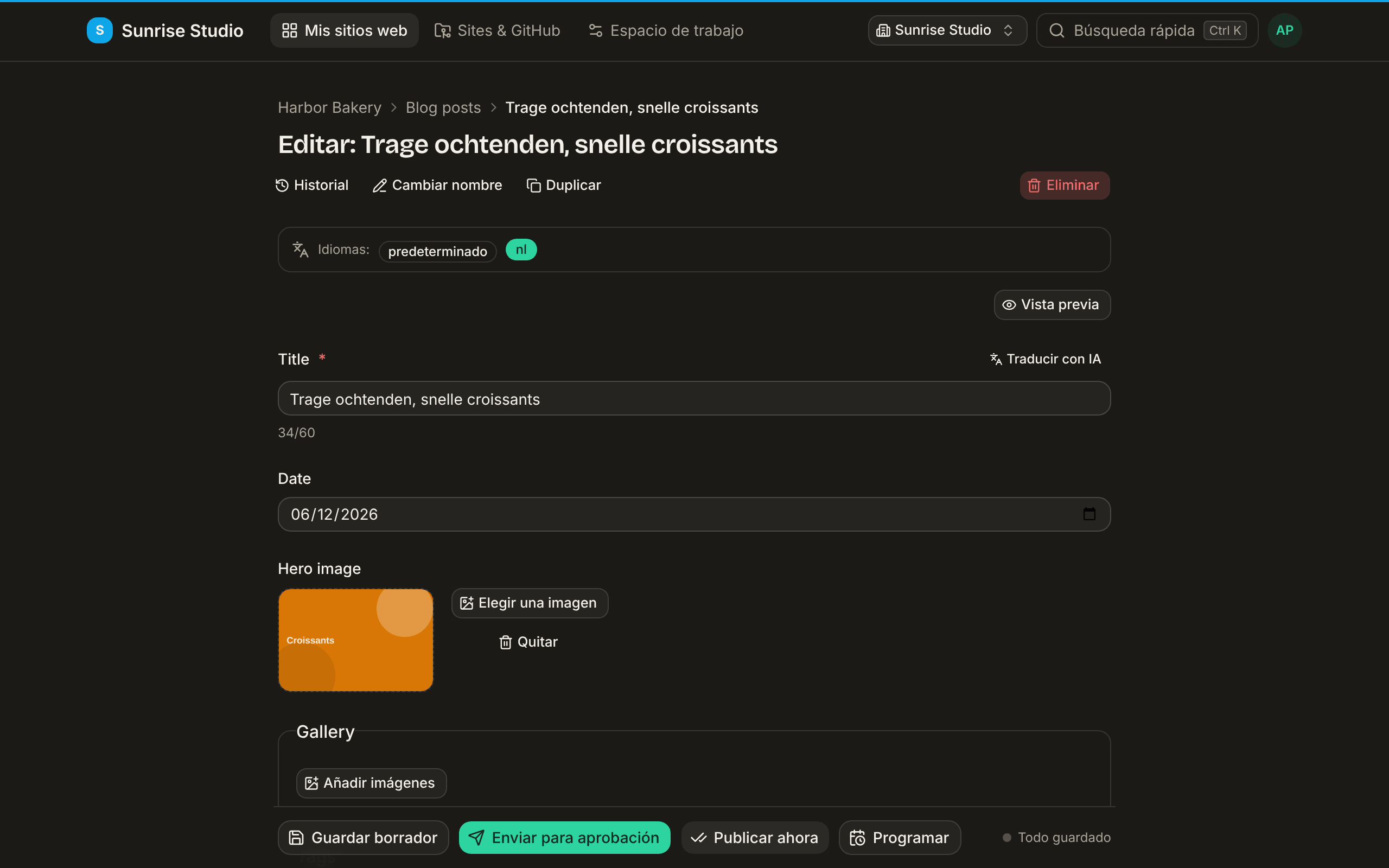 La traducción al neerlandés de una entrada de blog abierta en el editor: la barra Idiomas de arriba muestra el idioma predeterminado y un “nl” resaltado, y el campo de título dice “Trage ochtenden, snelle croissants” con un botón Traducir con IA