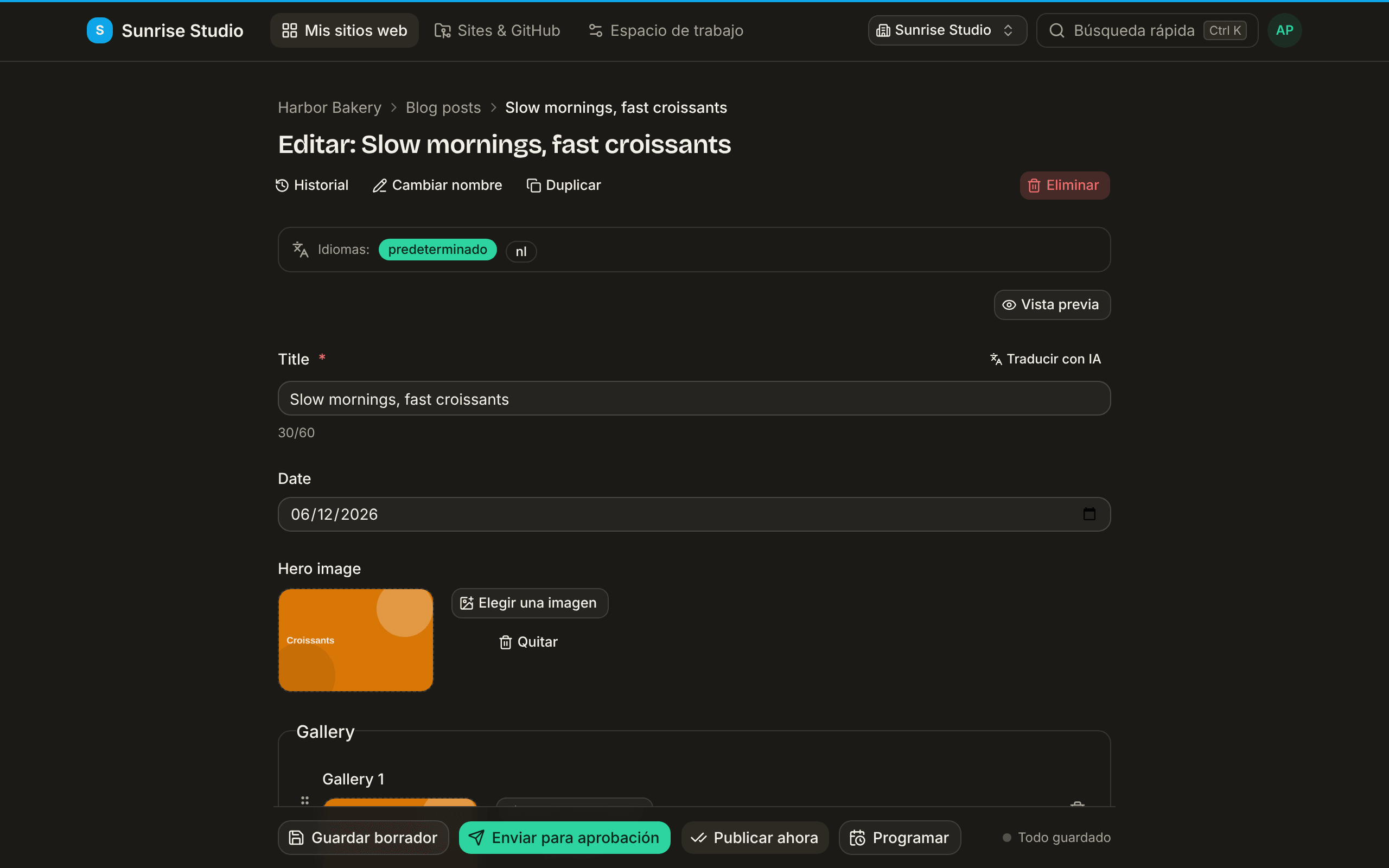 Editar una entrada de blog: un formulario con un campo Title con contador de caracteres, un campo Date, una Hero image con los botones Elegir una imagen, Elegir de la biblioteca y Eliminar, y Tags, con Guardar borrador, Enviar para aprobación, Publicar ahora y Programar (para administradores) abajo