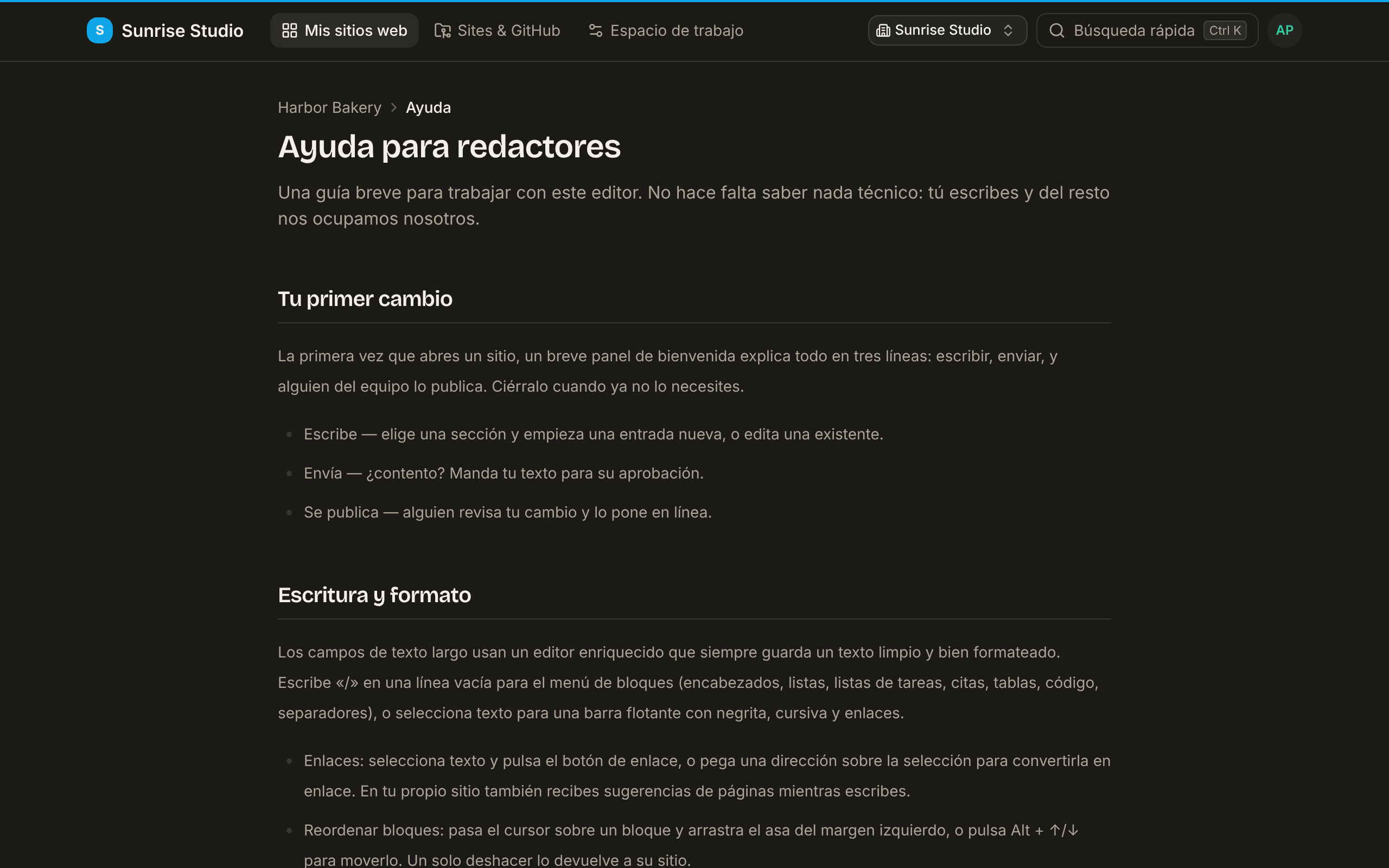 La página “Ayuda para redactores” en la aplicación, en el sitio Harbor Bakery: una breve introducción y después secciones en lenguaje sencillo como Tu primer cambio (escribir, enviar, se publica) y Escritura y formato