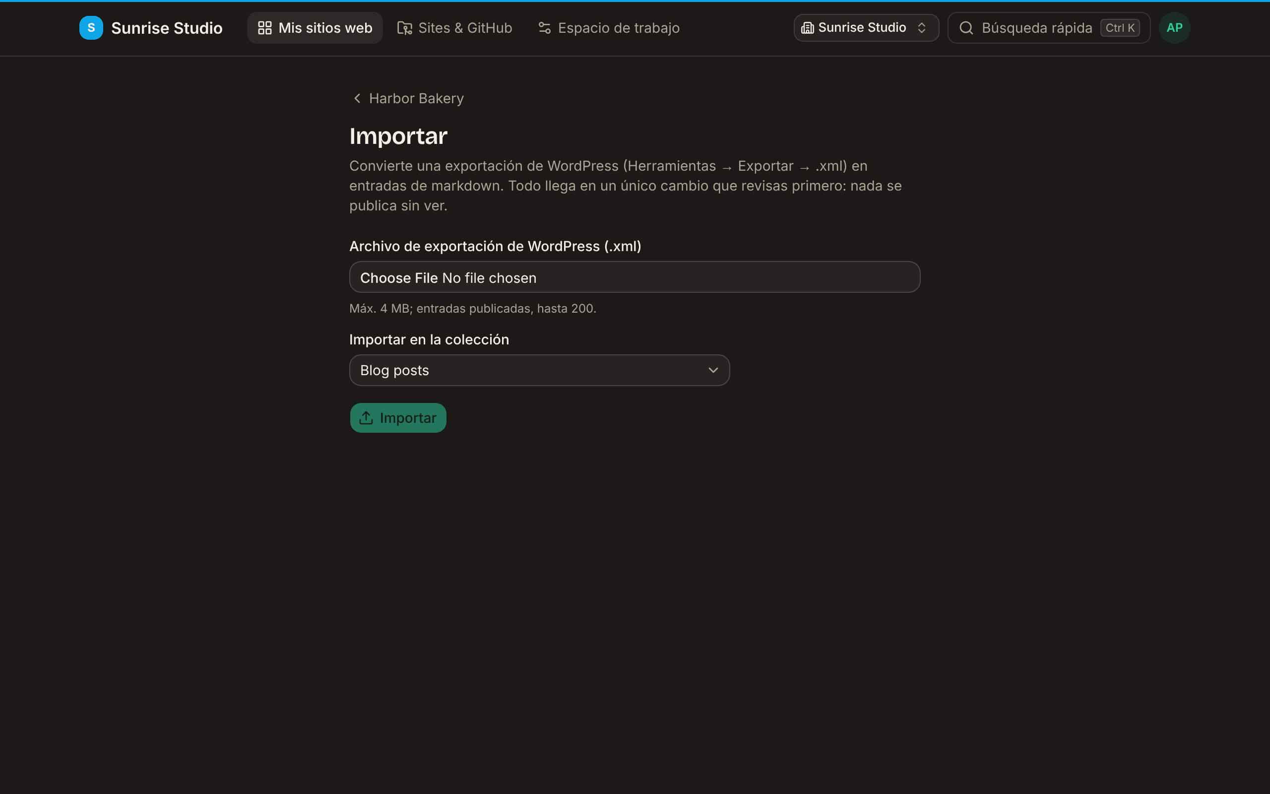 La página Importar de un sitio: un selector Archivo de exportación de WordPress (.xml) con la nota máx. 4 MB y solo entradas publicadas, hasta 200, un menú Importar en la colección con Blog posts y un botón Importar