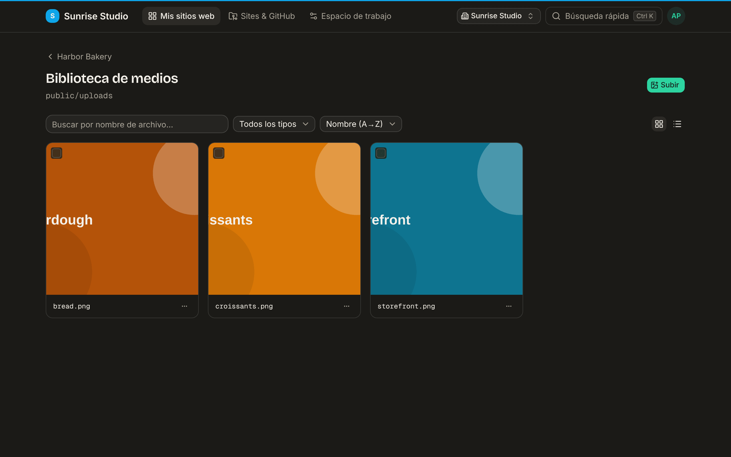 La Biblioteca de medios de un sitio con una cuadrícula de imágenes subidas y sus nombres de archivo, un botón Subir para añadir fotos, un buscador, un filtro por tipo y un selector de orden