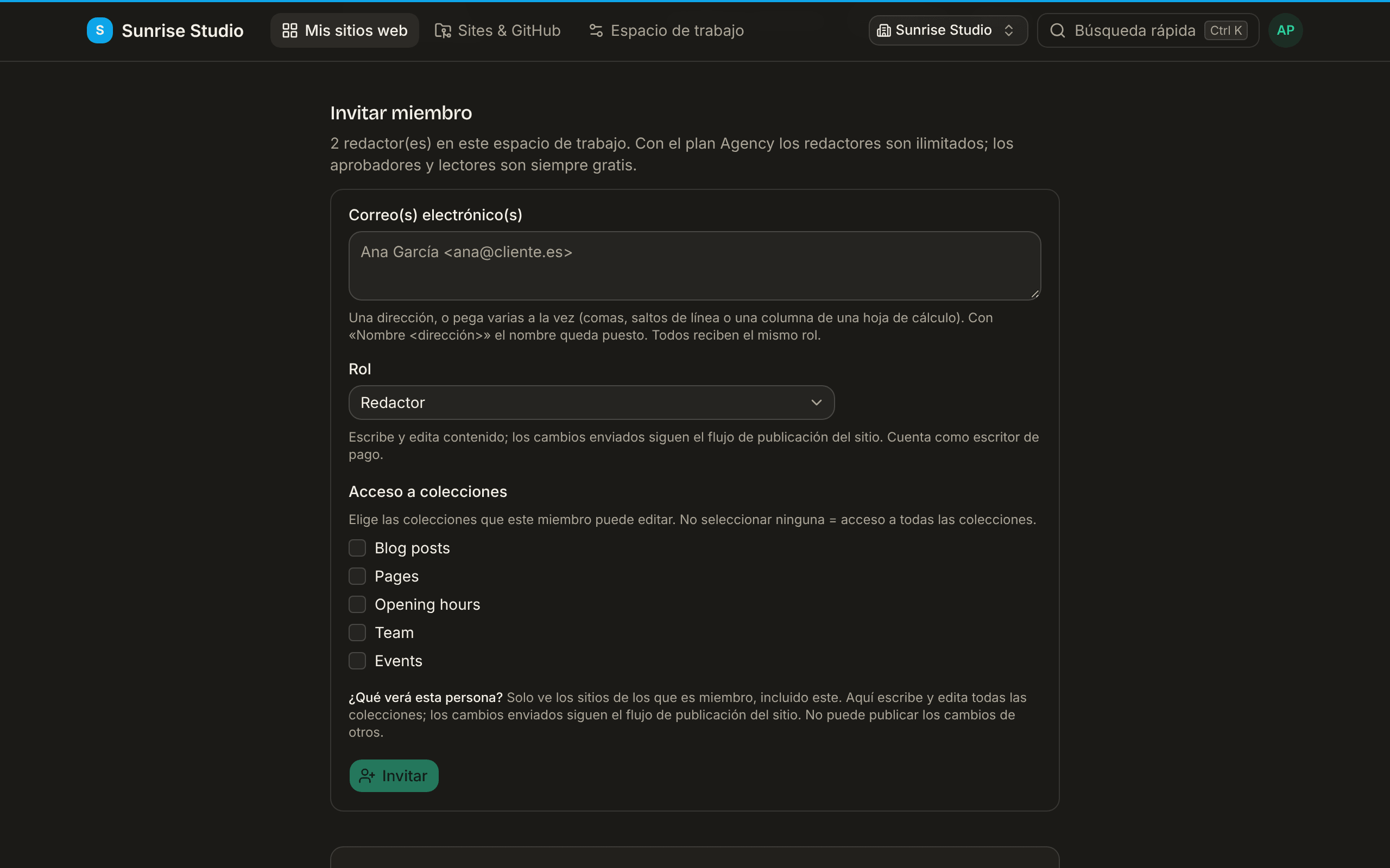El formulario Invitar miembro en la página Miembros de un sitio: un cuadro Correo(s) electrónico(s) que acepta una o varias direcciones, un menú Rol con Redactor y su explicación, casillas de Acceso a colecciones para Blog posts, Pages, Opening hours, Team y Events, un resumen “¿Qué verá esta persona?” y un botón para invitar