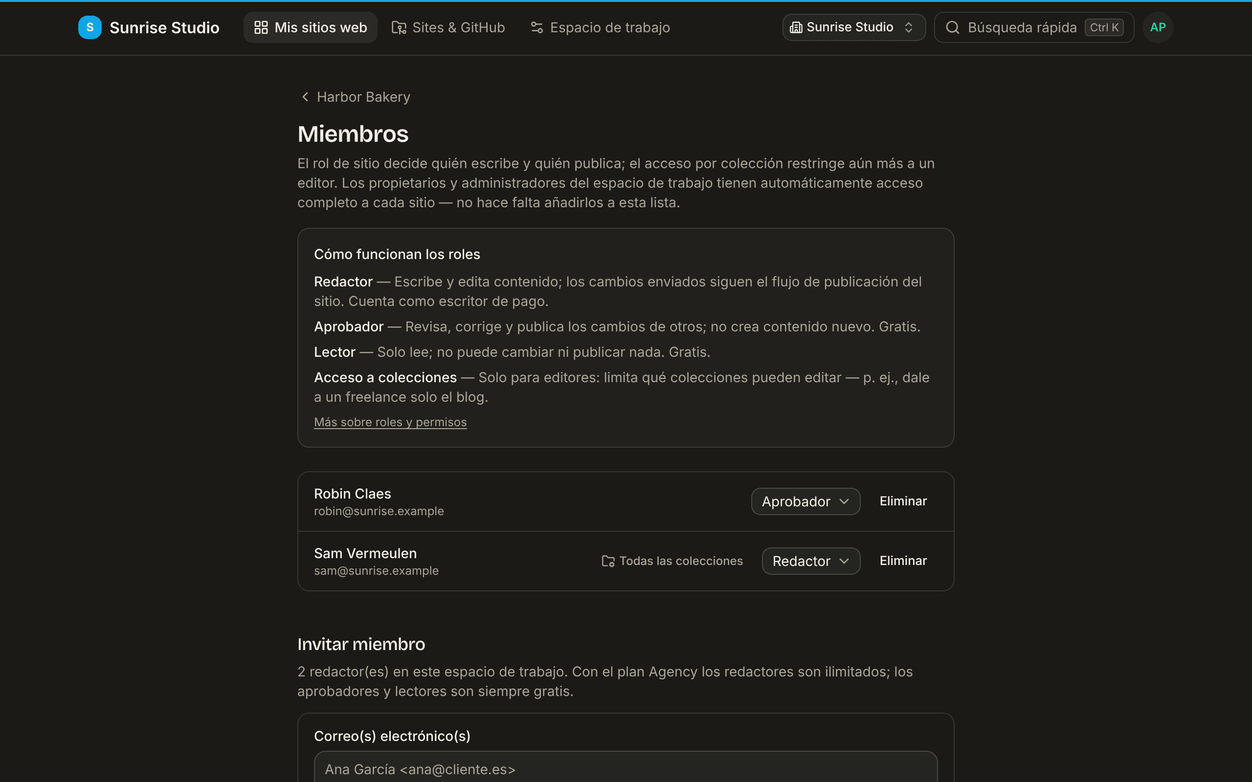La página Miembros de un sitio: una explicación “Cómo funcionan los roles” para Redactor, Aprobador y Lector con el acceso por colección, los miembros actuales con un menú de rol y el formulario de invitación con el número de redactores