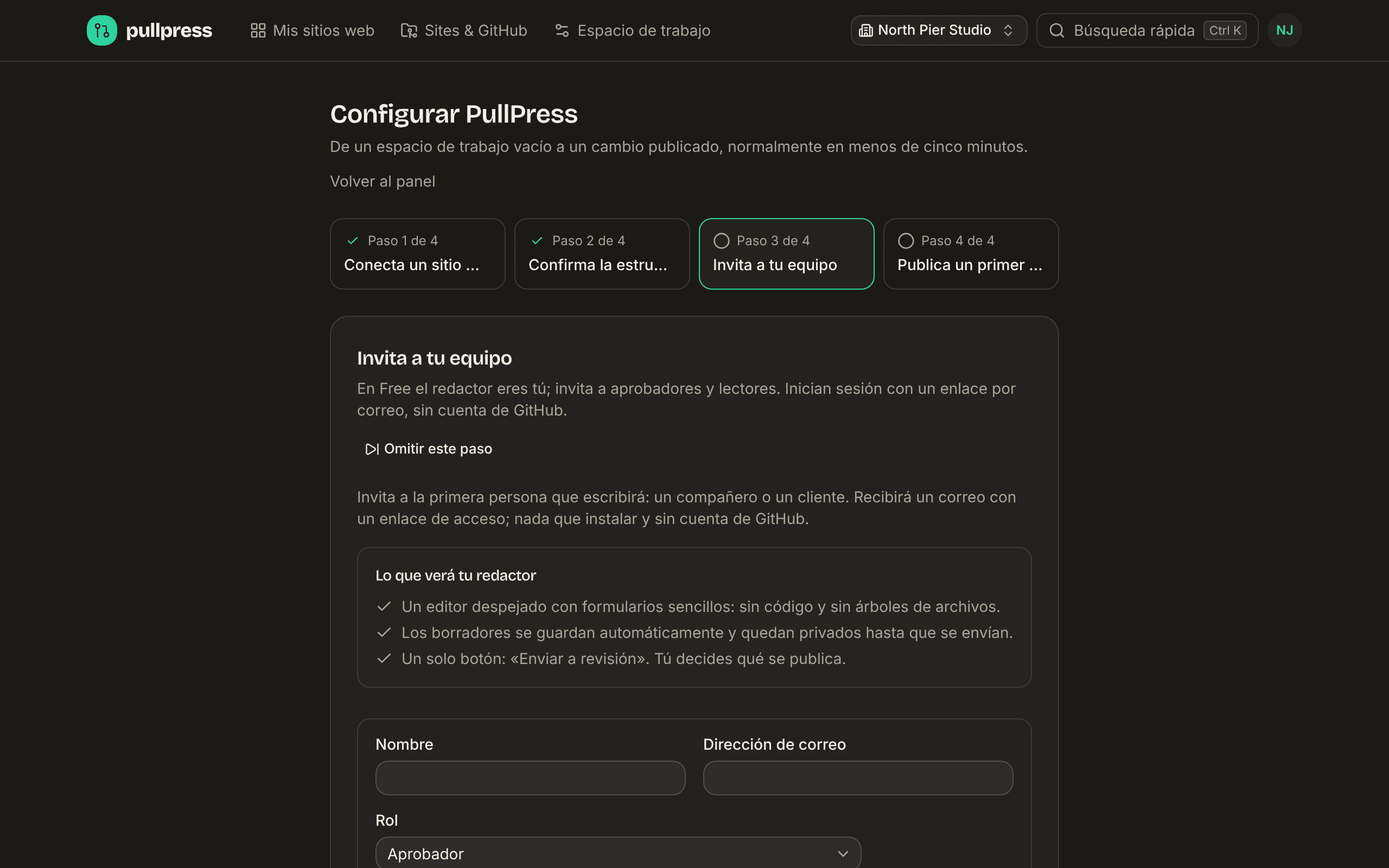 El asistente “Configurar PullPress” en el paso 3 de 4, Invita a tu primer redactor: un formulario con nombre, correo y rol, una explicación “Lo que verá tu redactor” y un enlace Omitir este paso