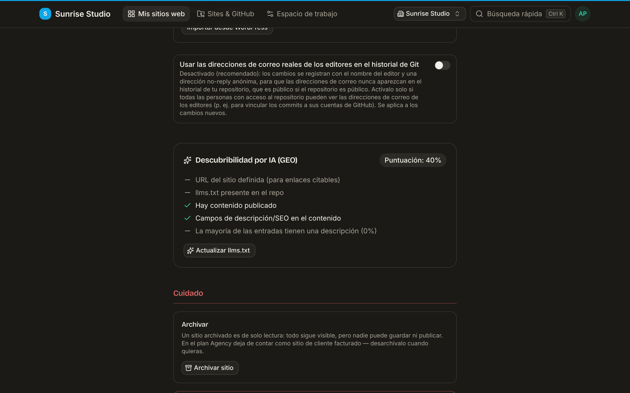 La sección Cuidado de los ajustes del sitio: Archivar sitio, un botón rojo Desconectar sitio, el interruptor para usar las direcciones de correo reales de los editores en el historial de Git y el inicio de la lista Descubribilidad por IA (GEO) con su puntuación