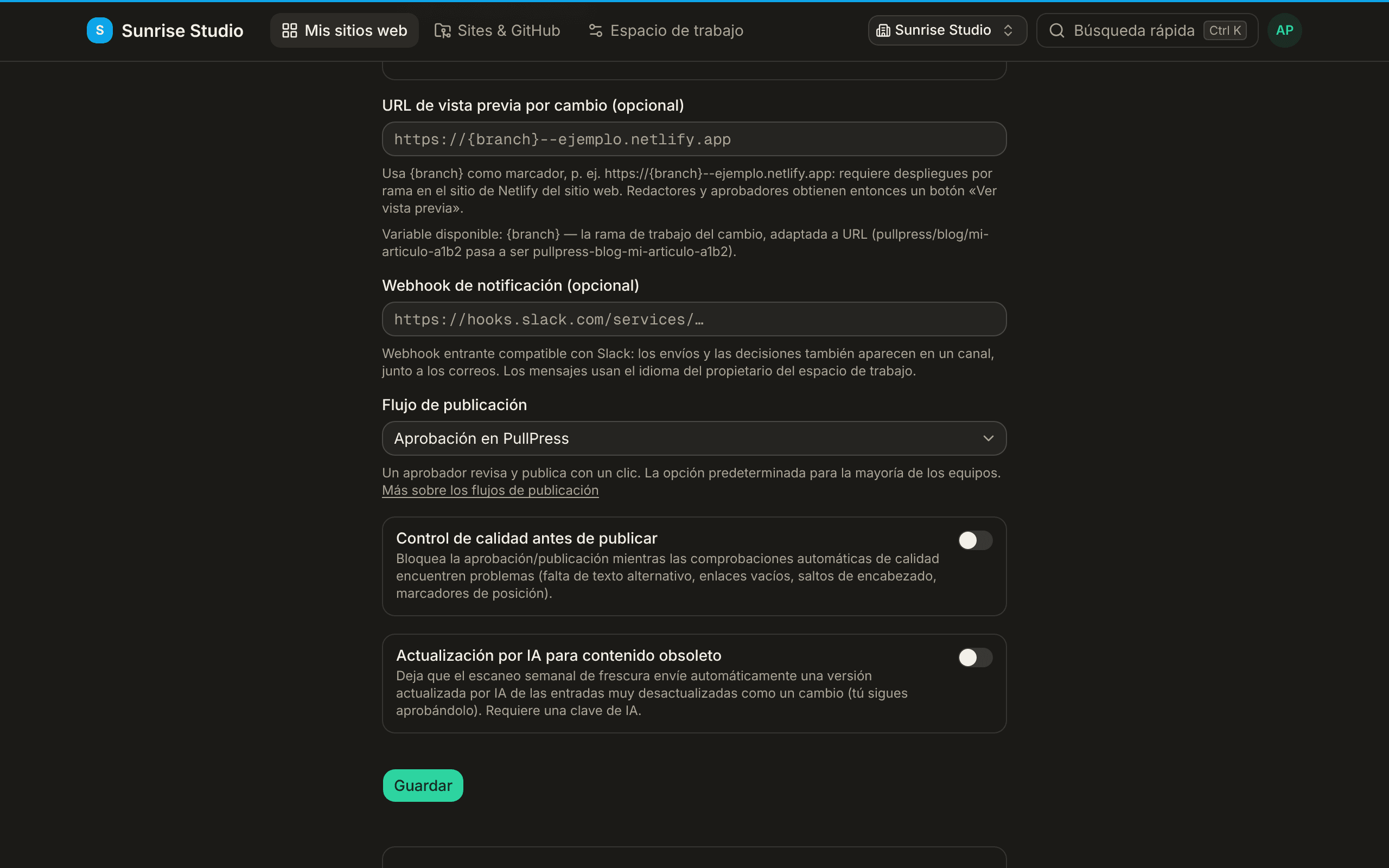Ajustes del sitio: el campo URL de vista previa por cambio con un marcador {branch}, un campo Webhook de notificación, el menú Flujo de publicación con Aprobación en PullPress e interruptores para Control de calidad antes de publicar y Actualización por IA para contenido obsoleto