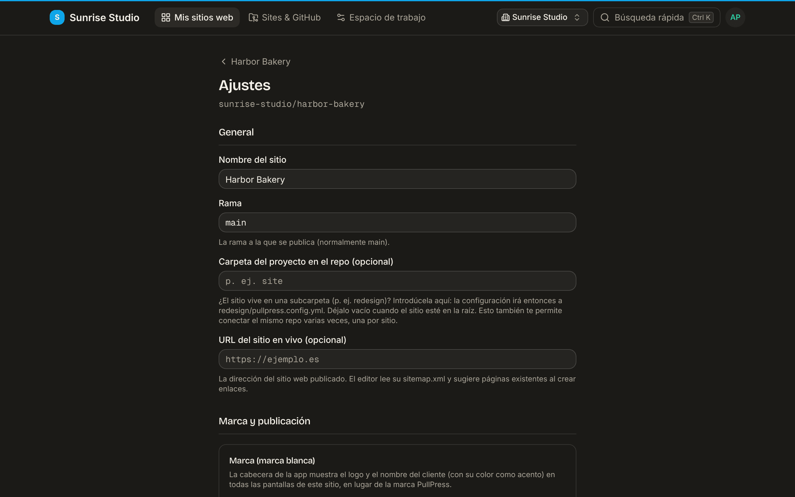 La parte superior de la página Ajustes de un sitio: General con Nombre del sitio, Rama (main), una Carpeta del proyecto en el repo opcional y una URL del sitio en vivo opcional