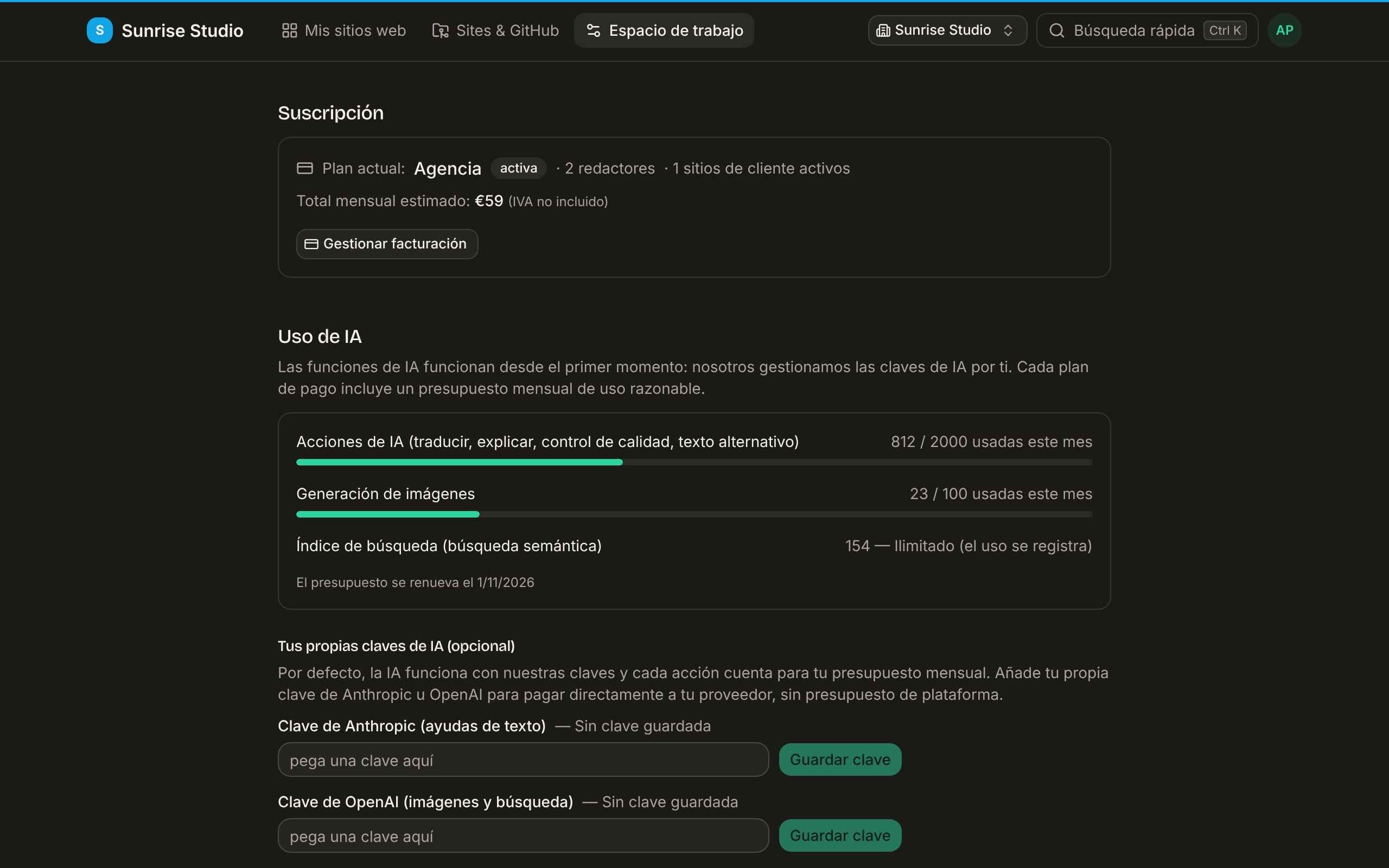 Ajustes del espacio de trabajo, panel Suscripción: plan actual Agencia (activo) con 2 redactores y 1 sitio de cliente activo, un total mensual previsto de 59 € y un botón Gestionar facturación, seguidos de los contadores de uso de IA