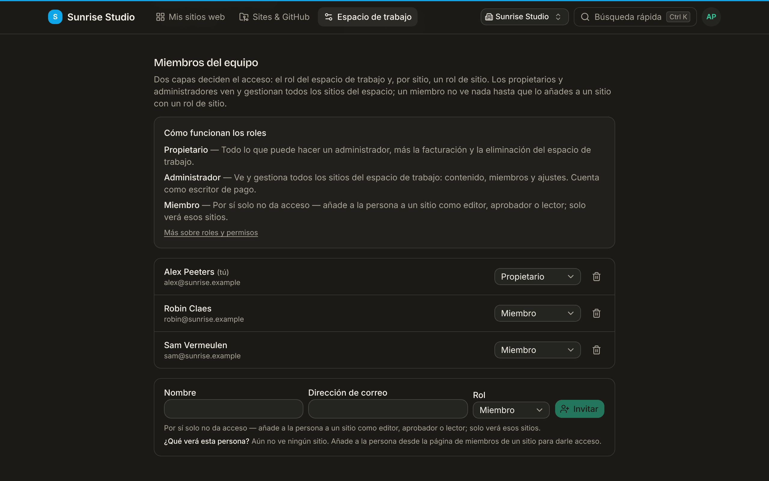 Ajustes del espacio de trabajo, Miembros del equipo: un recuadro Cómo funcionan los roles (Propietario, Administrador, Miembro), la lista de miembros con un menú de rol y un botón para quitar por persona, y una fila de invitación con nombre, correo y rol