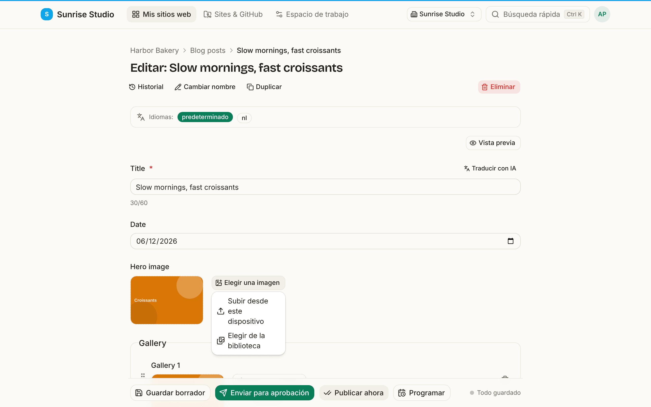El campo Hero image con una miniatura de un cruasán y un menú abierto bajo Elegir una imagen con Subir desde este dispositivo y Elegir de la biblioteca