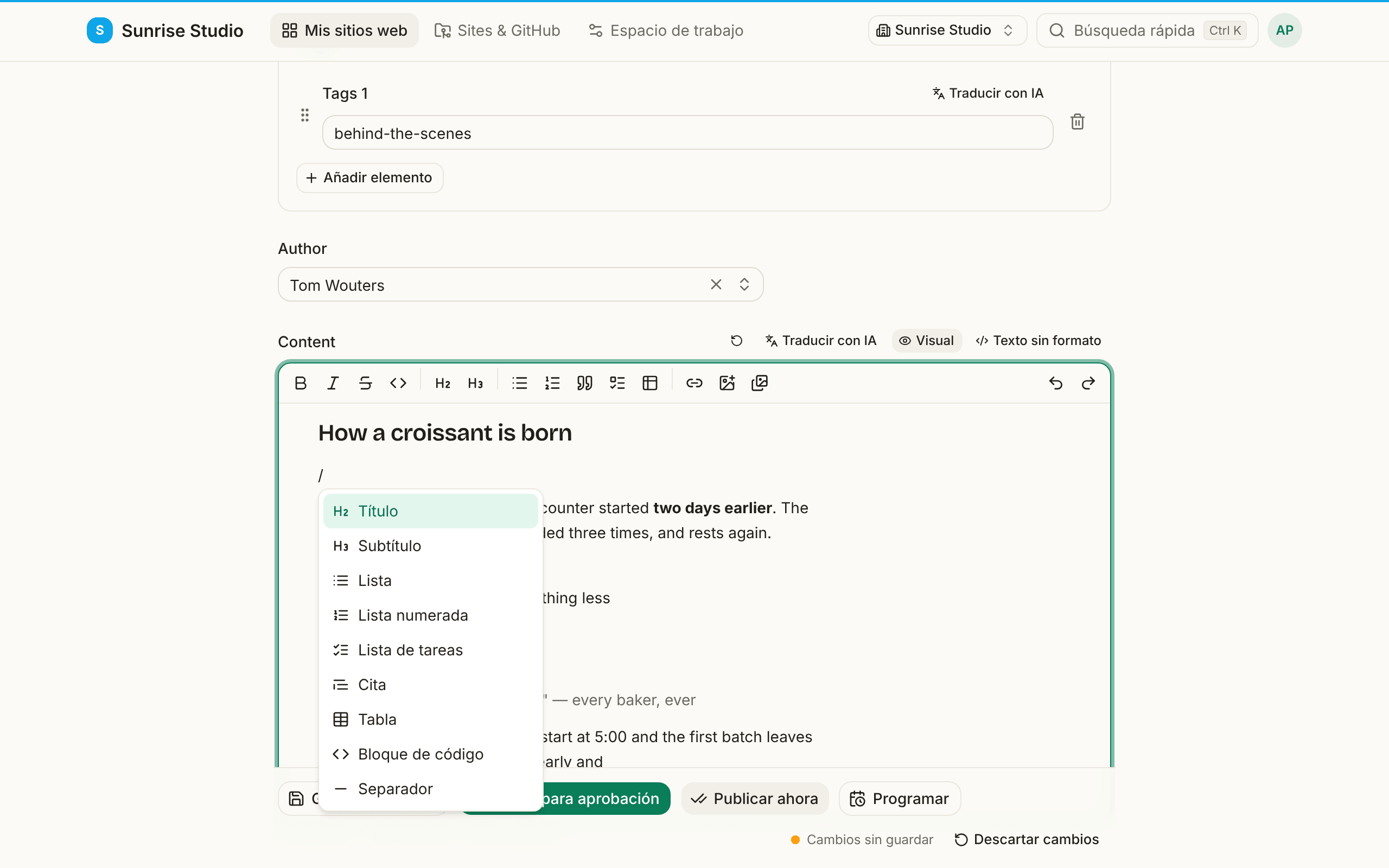 El editor del campo Content con el menú «/» abierto bajo una línea nueva: Título, Subtítulo, Lista, Lista numerada, Lista de tareas, Cita, Tabla, Bloque de código y Separador, cada uno con su icono