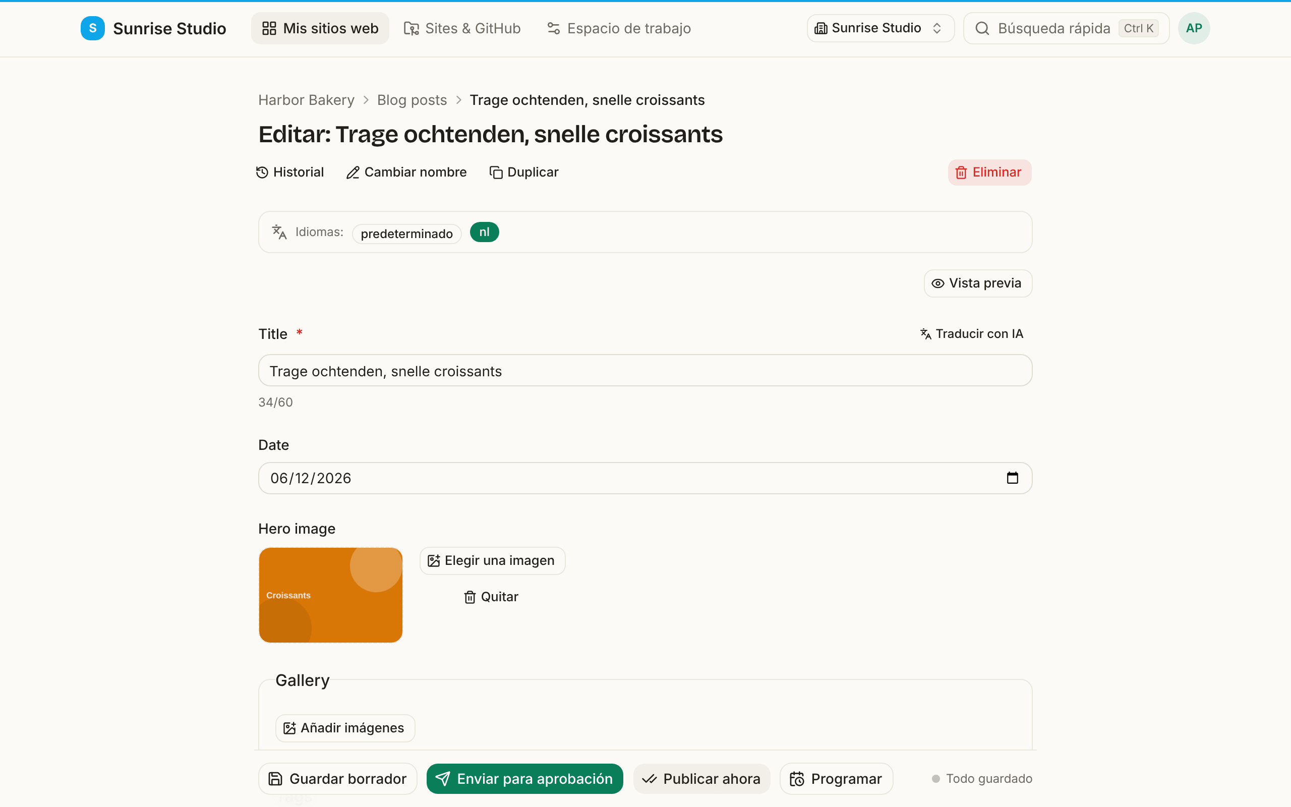 La traducción al neerlandés de una entrada de blog abierta en el editor: la barra Idiomas de arriba muestra el idioma predeterminado y un “nl” resaltado, y el campo de título dice “Trage ochtenden, snelle croissants” con un botón Traducir con IA